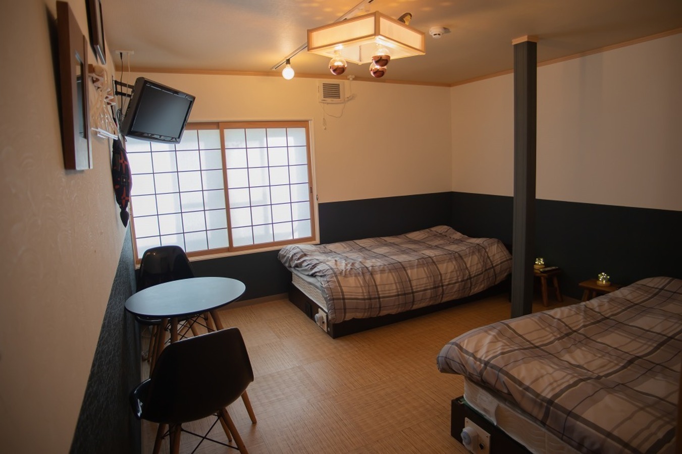 Room2は落ち着いた和モダンのお部屋です。  Room 2:Modern Japanese style room with two single beds.