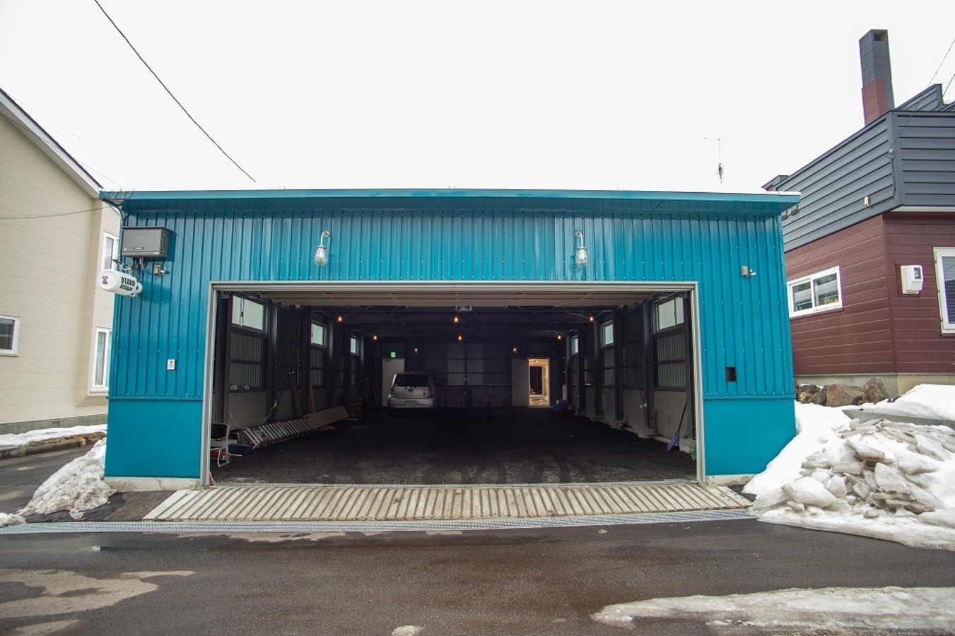 大型ガレージがありますので、冬季も車で快適にご利用いただけます。We have a large garage for the convenience of travelers with cars during snow season.