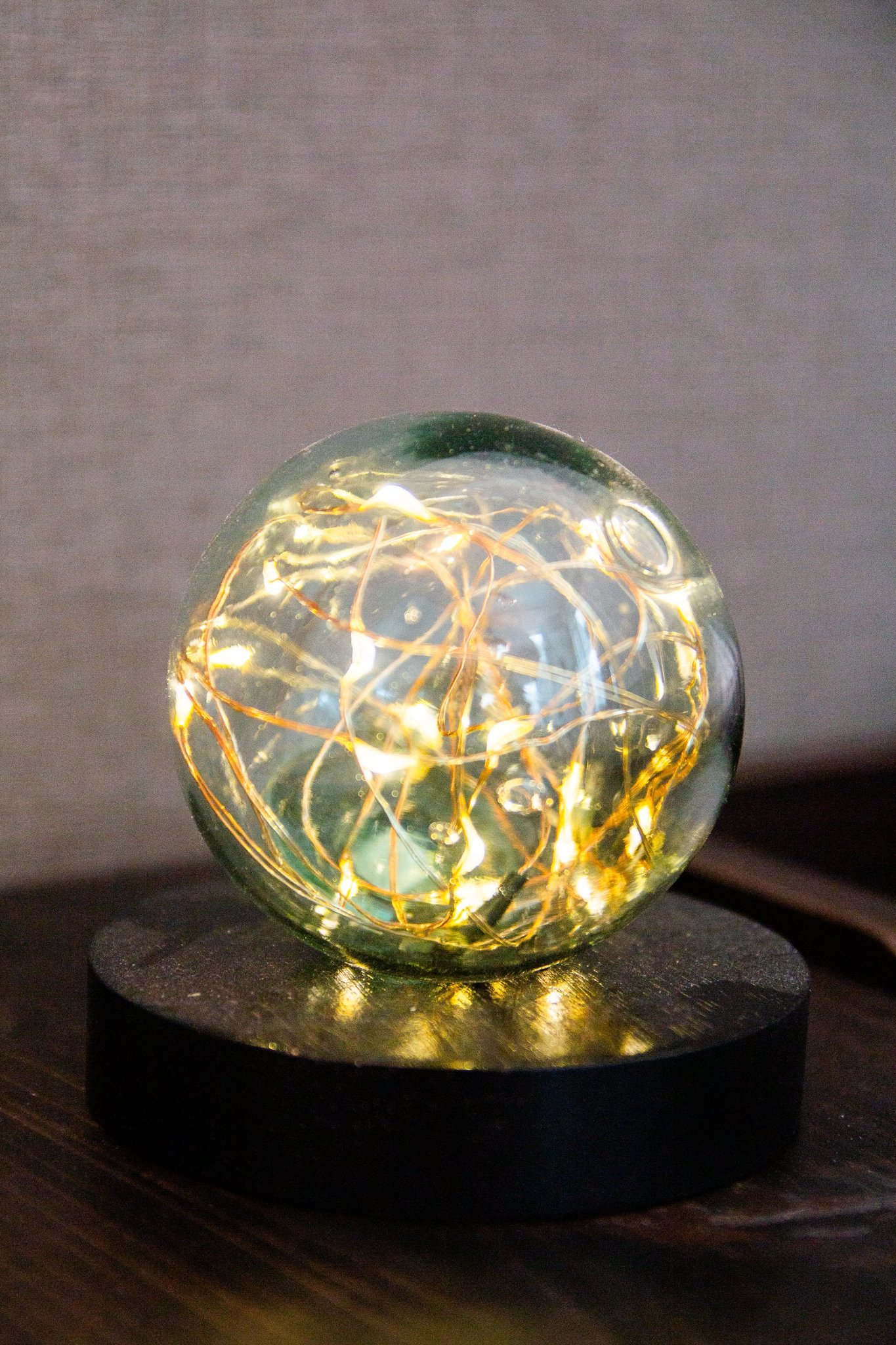 小樽名物のアンティークのガラス浮き球で作った手作りナイトライトが各ベットサイドにありますのでごゆっくりお休みいただけます。Hand made night light made from antique glass buoy. 