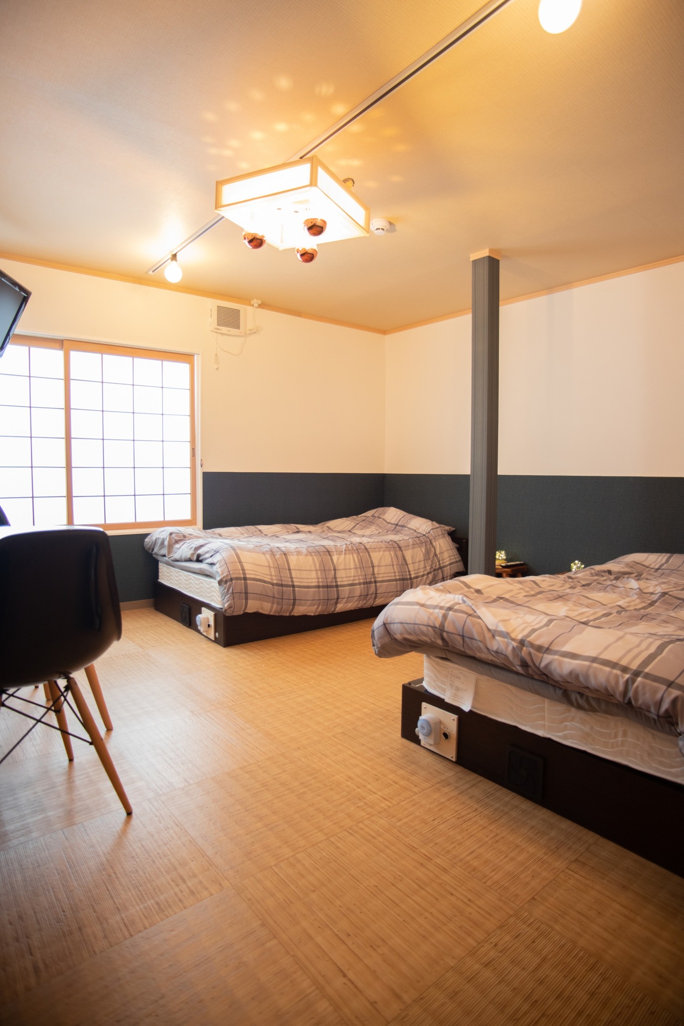 Room2は落ち着いた和モダンのお部屋です。  Room 2:Modern Japanese style room with two single beds.