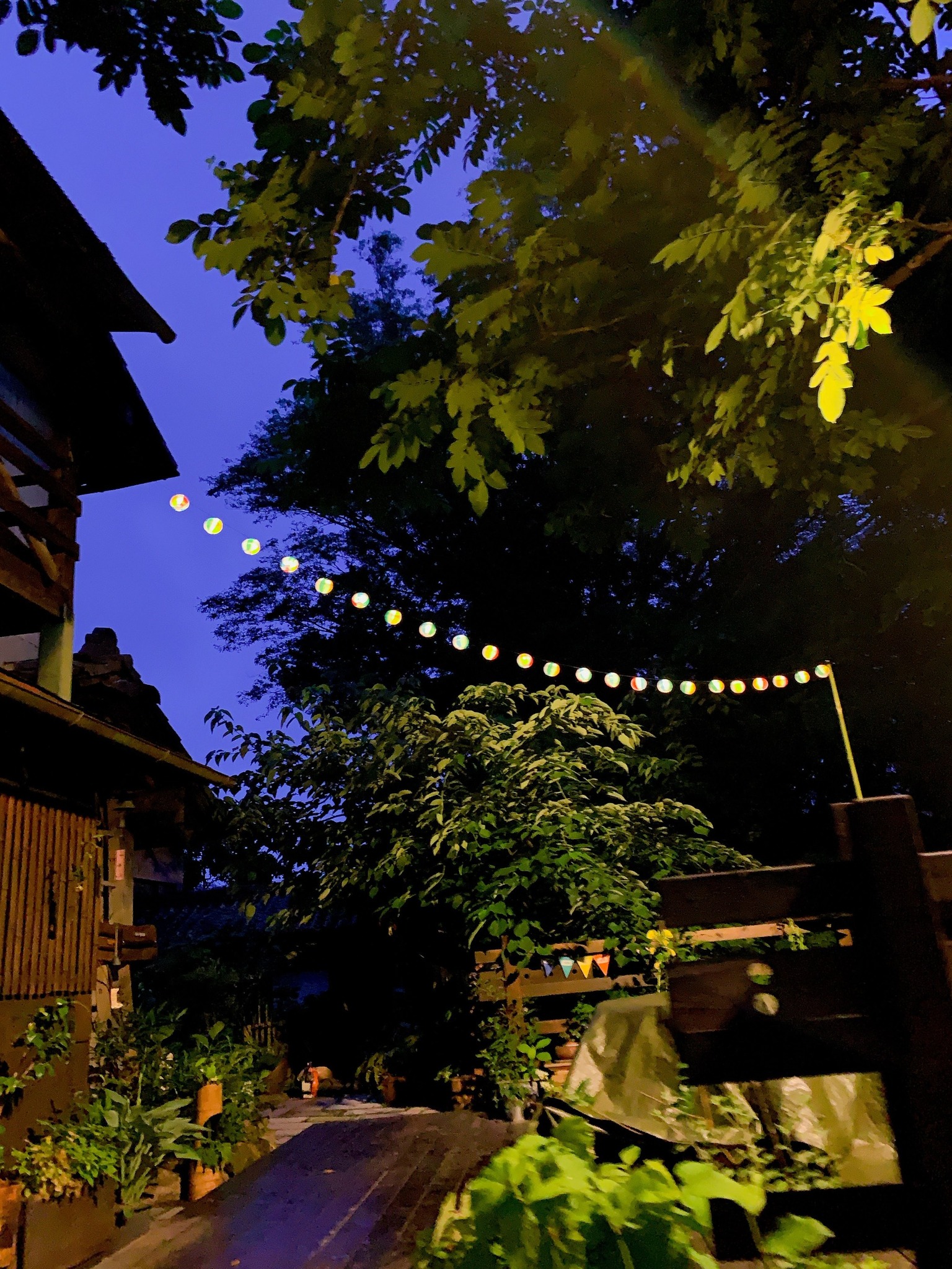 夜のテラスに灯るランタン