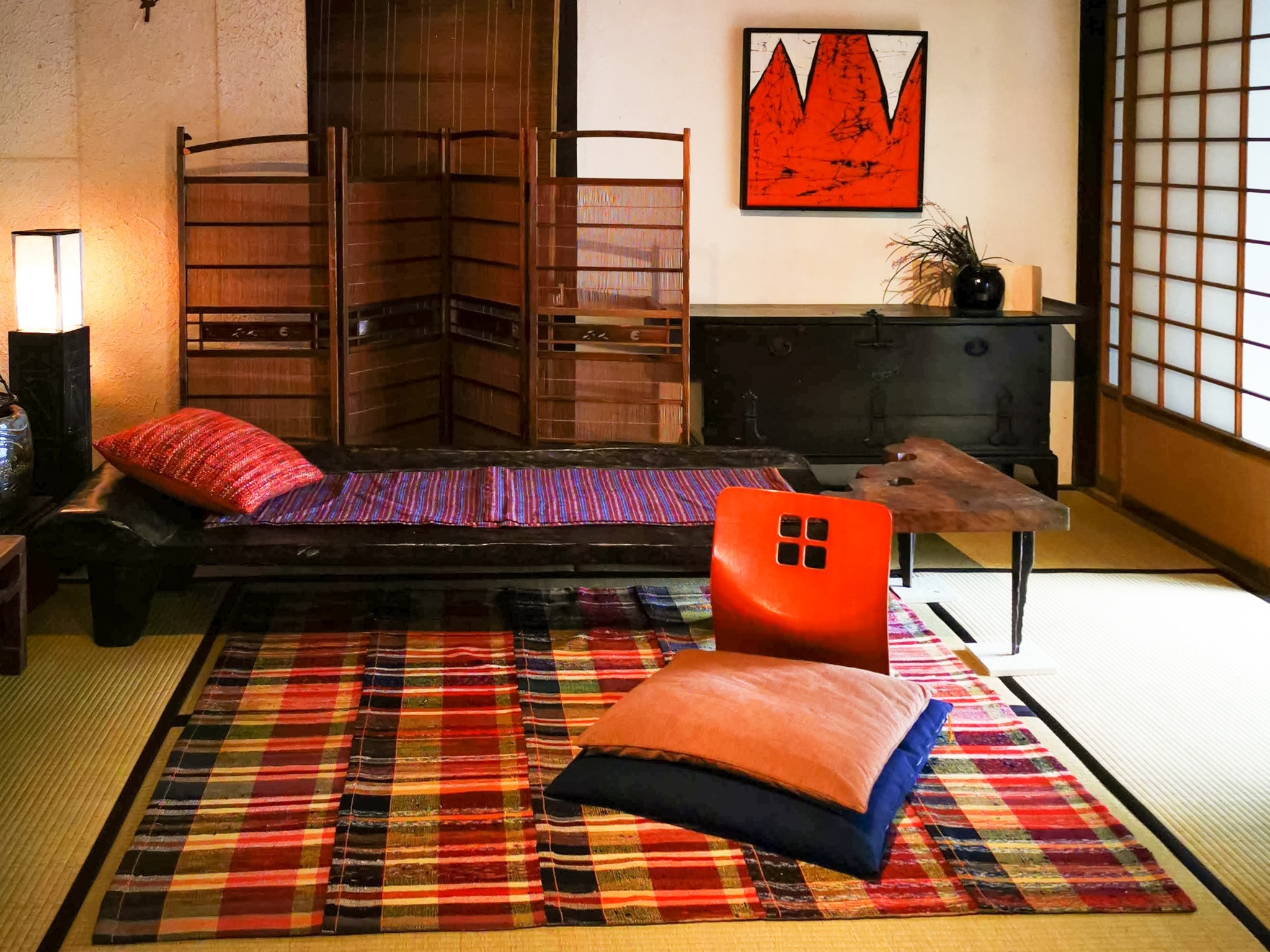 ・【和室】カラフルな小物が可愛らしい、レトロな雰囲気の和室です