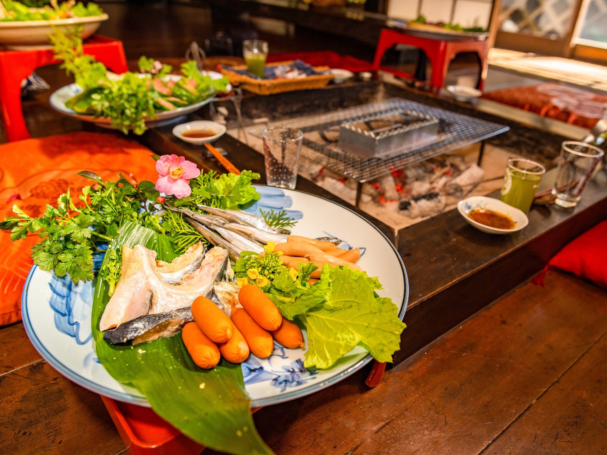 ・【囲炉裏BBQ】おかんこだわりの骨董食器で食事をお楽しみください
