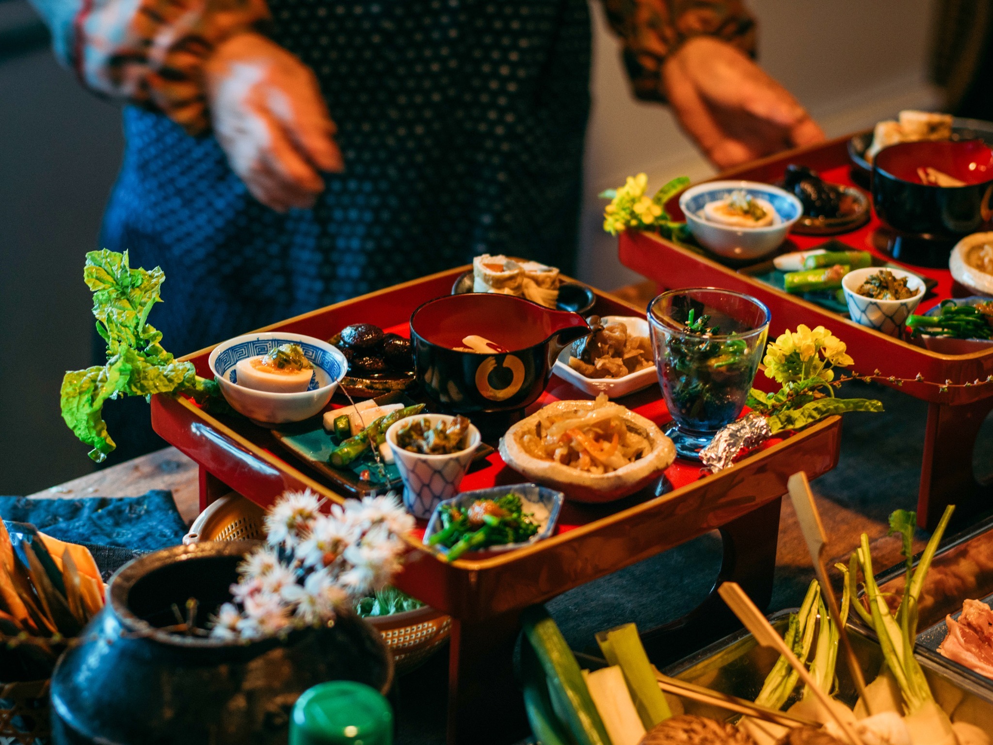 ・【お食事一例】お膳いっぱいに並べられた栄養満点のお食事です