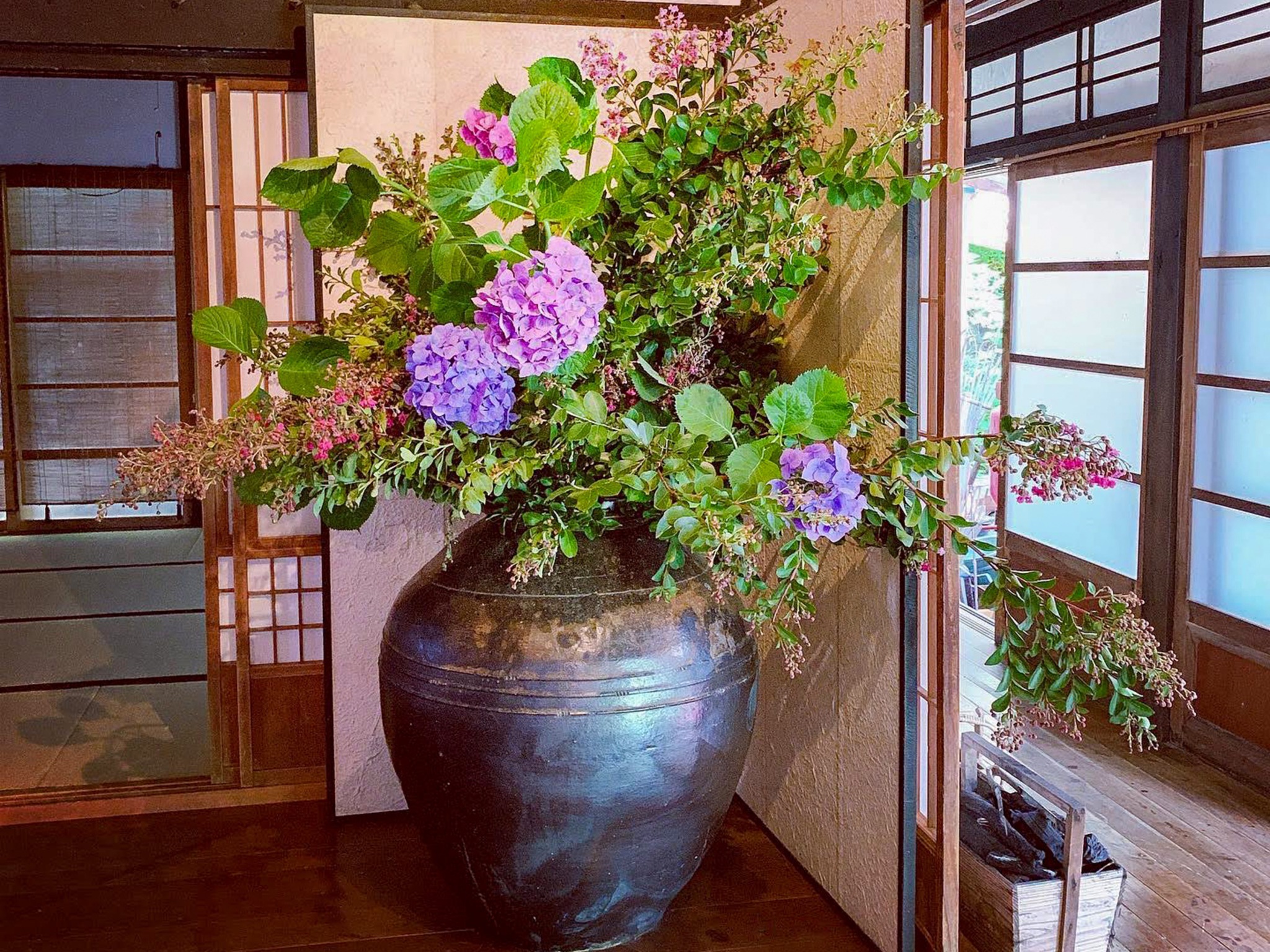 ・ダイナミックに飾られた華やかな紫陽花