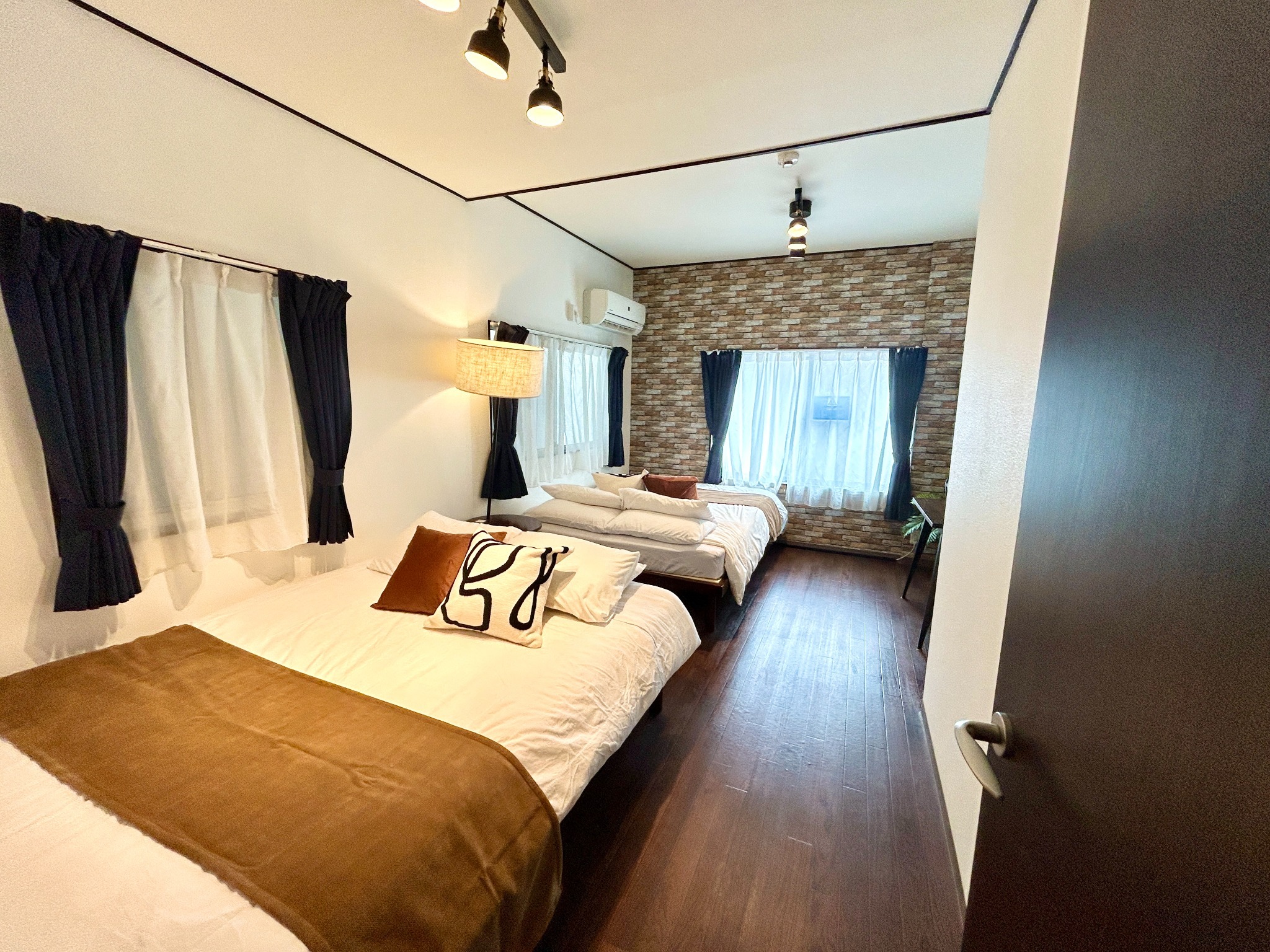 一軒家貸切/駅から徒歩3分/難波電車6分/2シャワー・2トイレ