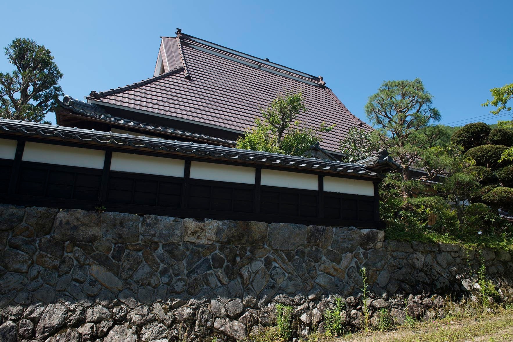 家は高い石垣の上にあります。