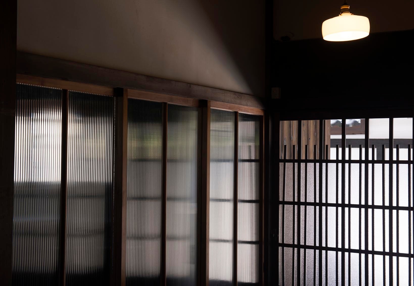 できる限り、古い建具を修復再利用しています。