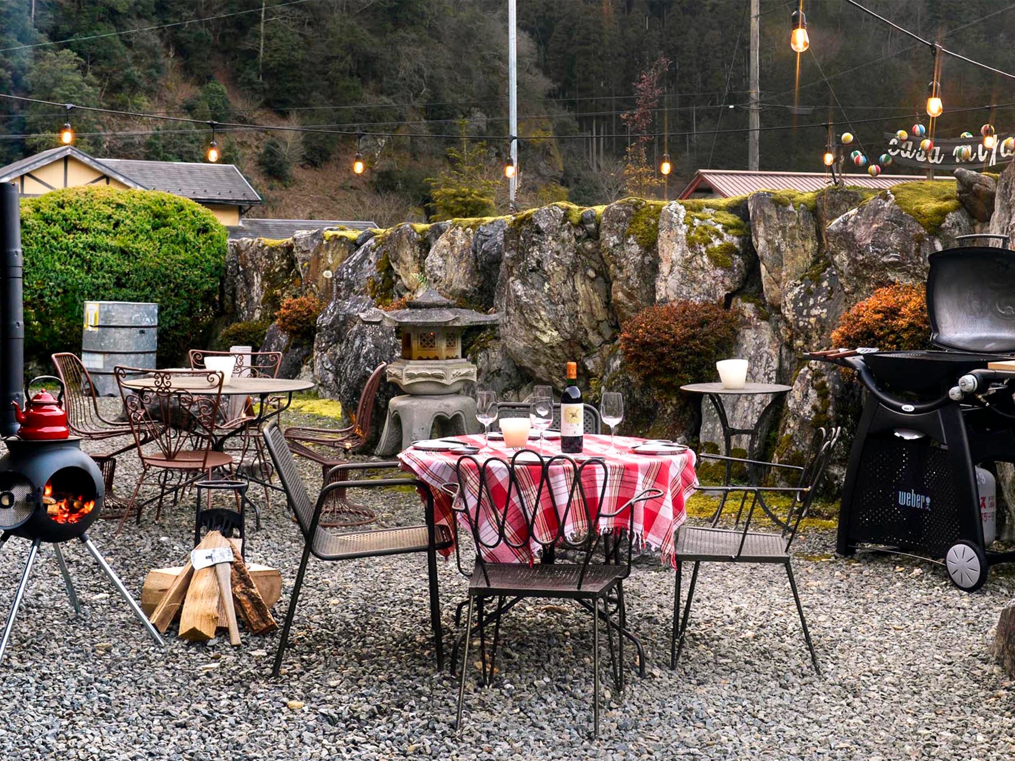 ・石垣と照明に包まれて優雅なBBQをお楽しみください