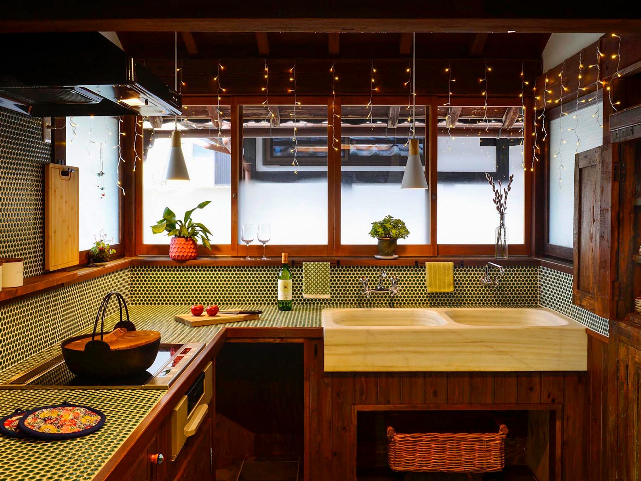 ・鮮やかなタイルがかわいらしい機能的なキッチンです