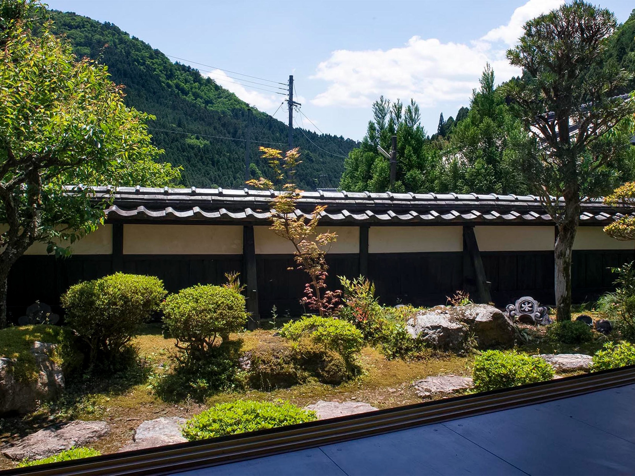・畳のお部屋から眺める敷地内の庭園