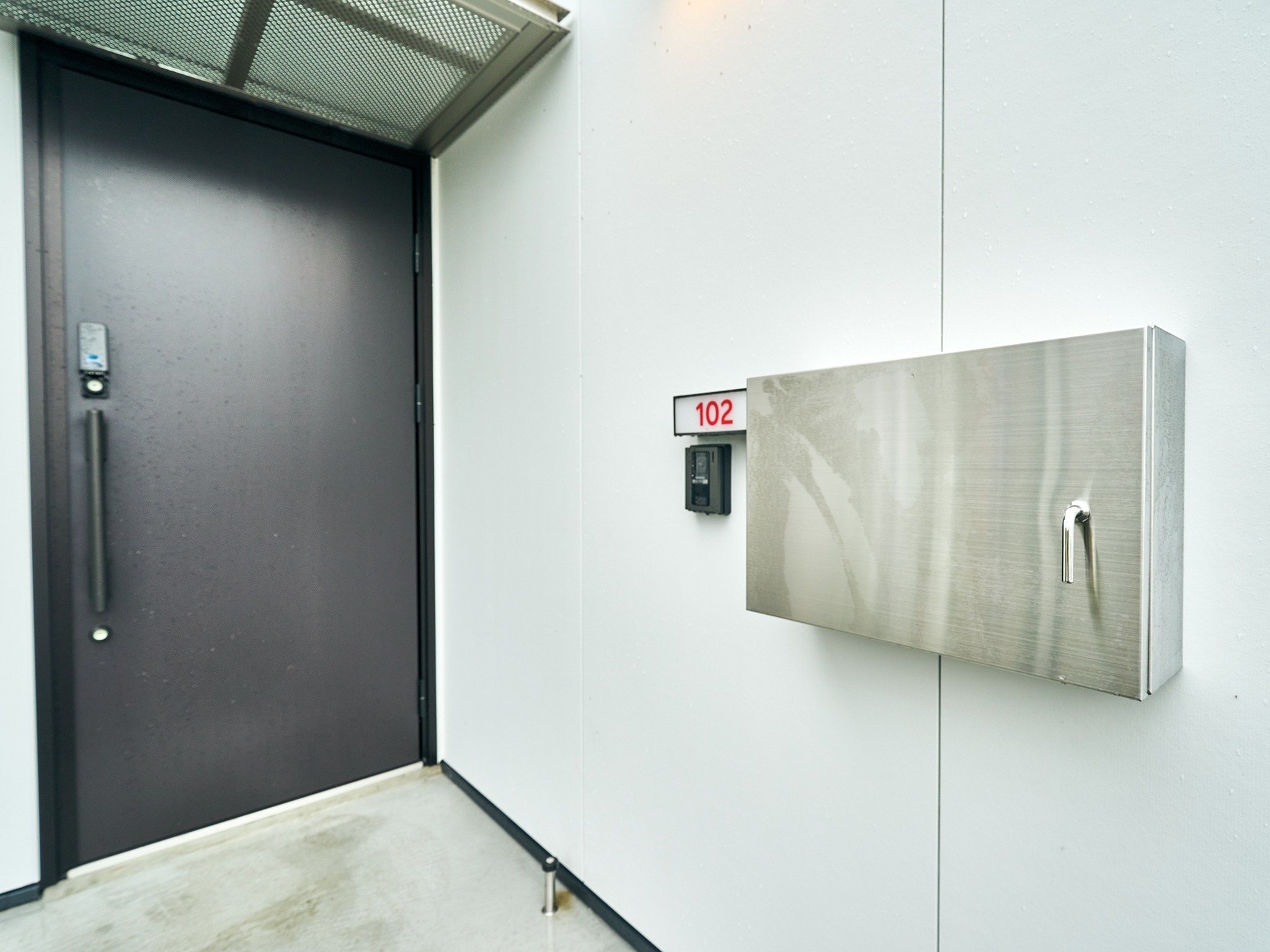 セルフチェックインは玄関前の銀色BOXをオープン!