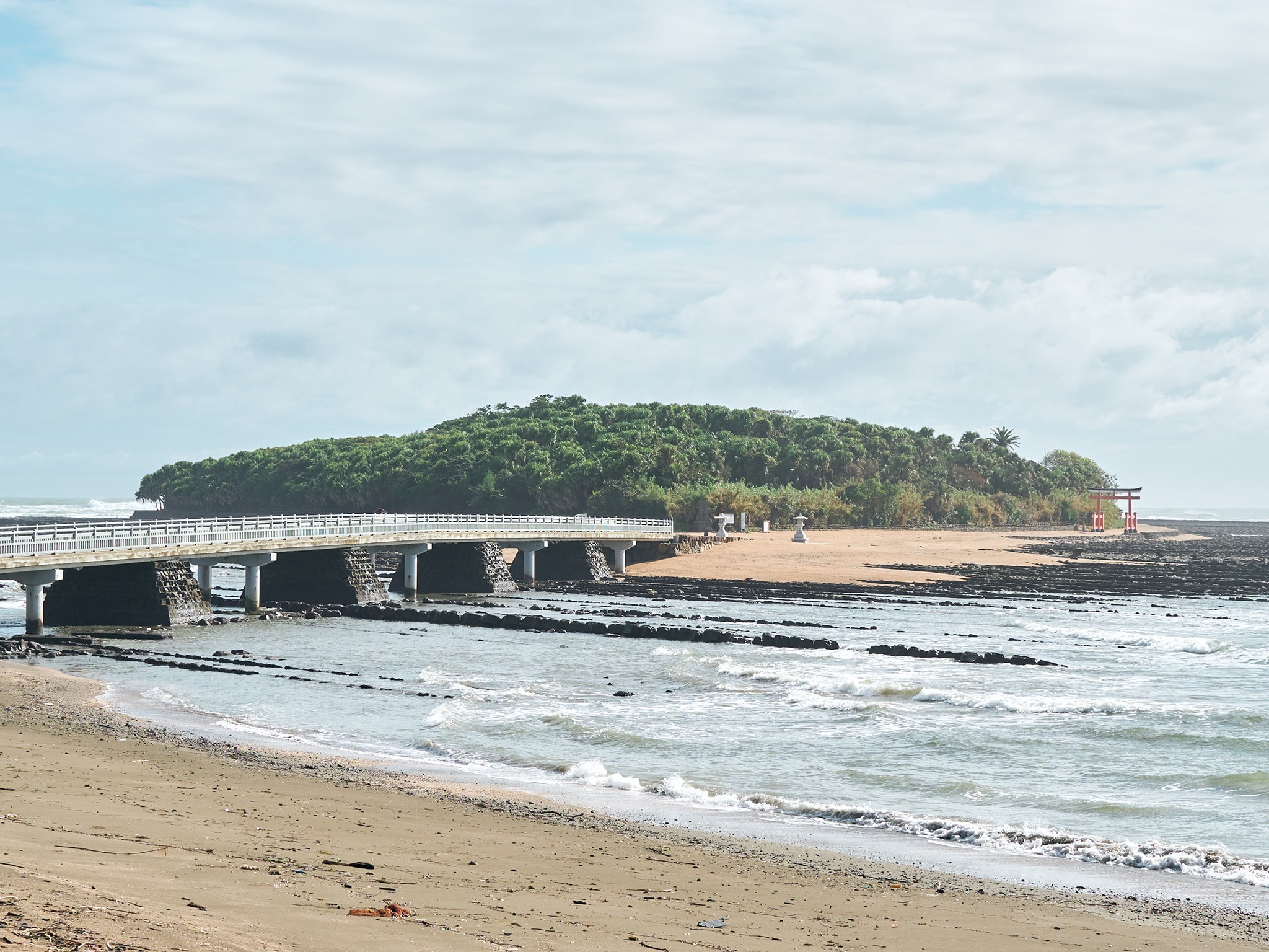 青島神社・鬼の洗濯板までは徒歩にて約10分