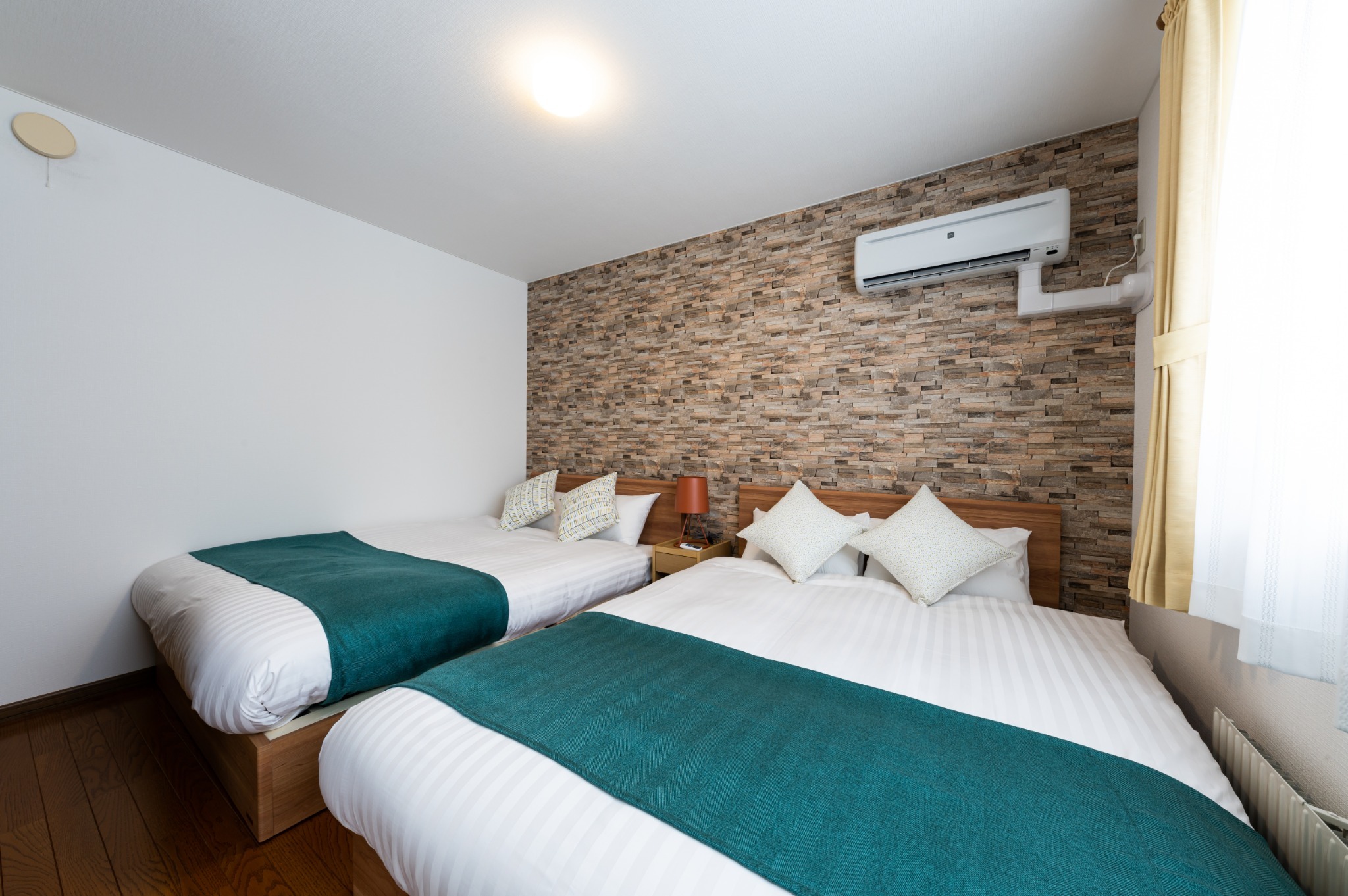 こちらの寝室にもベッド☆