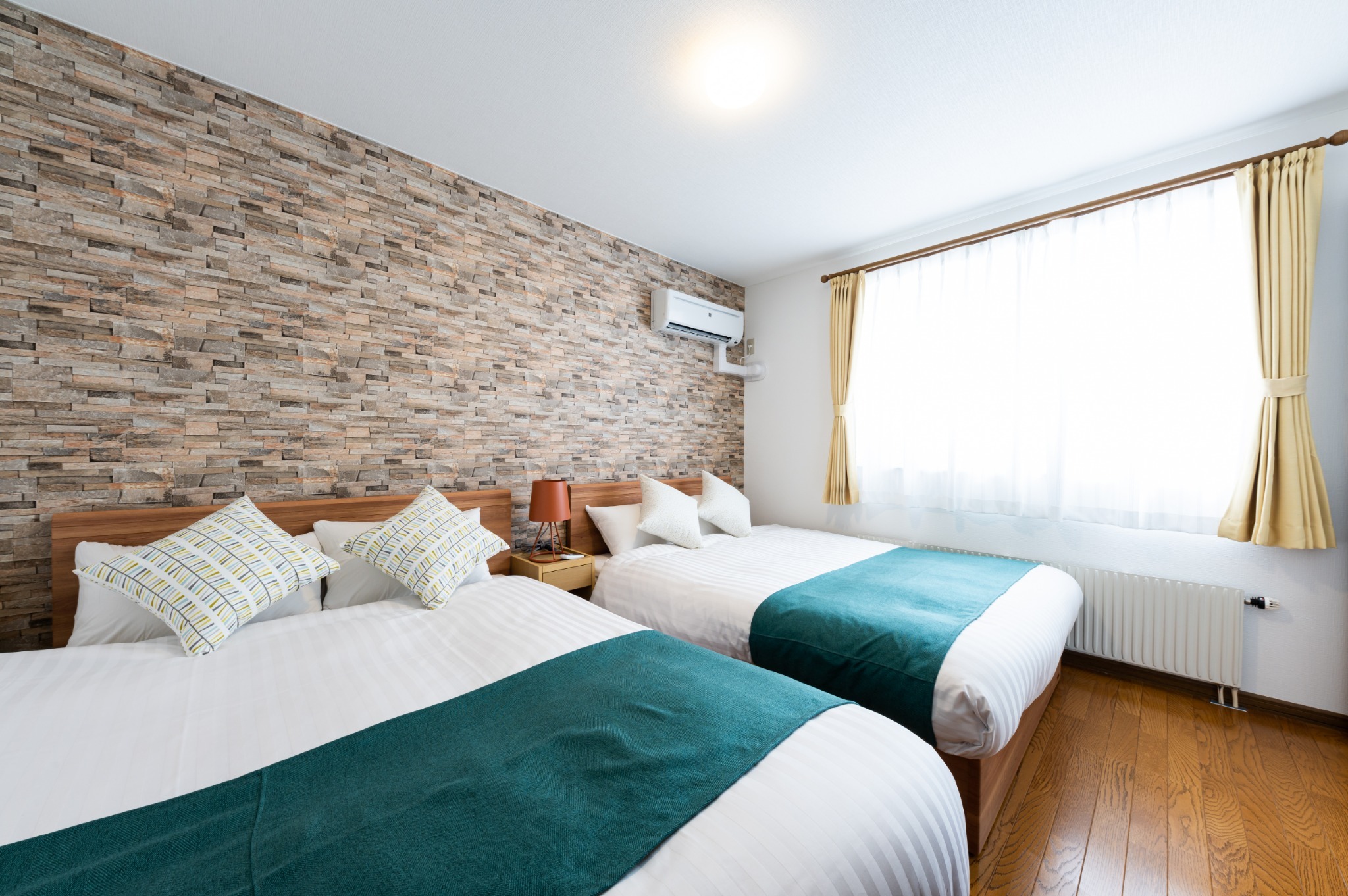 こちらの寝室にもベッド☆