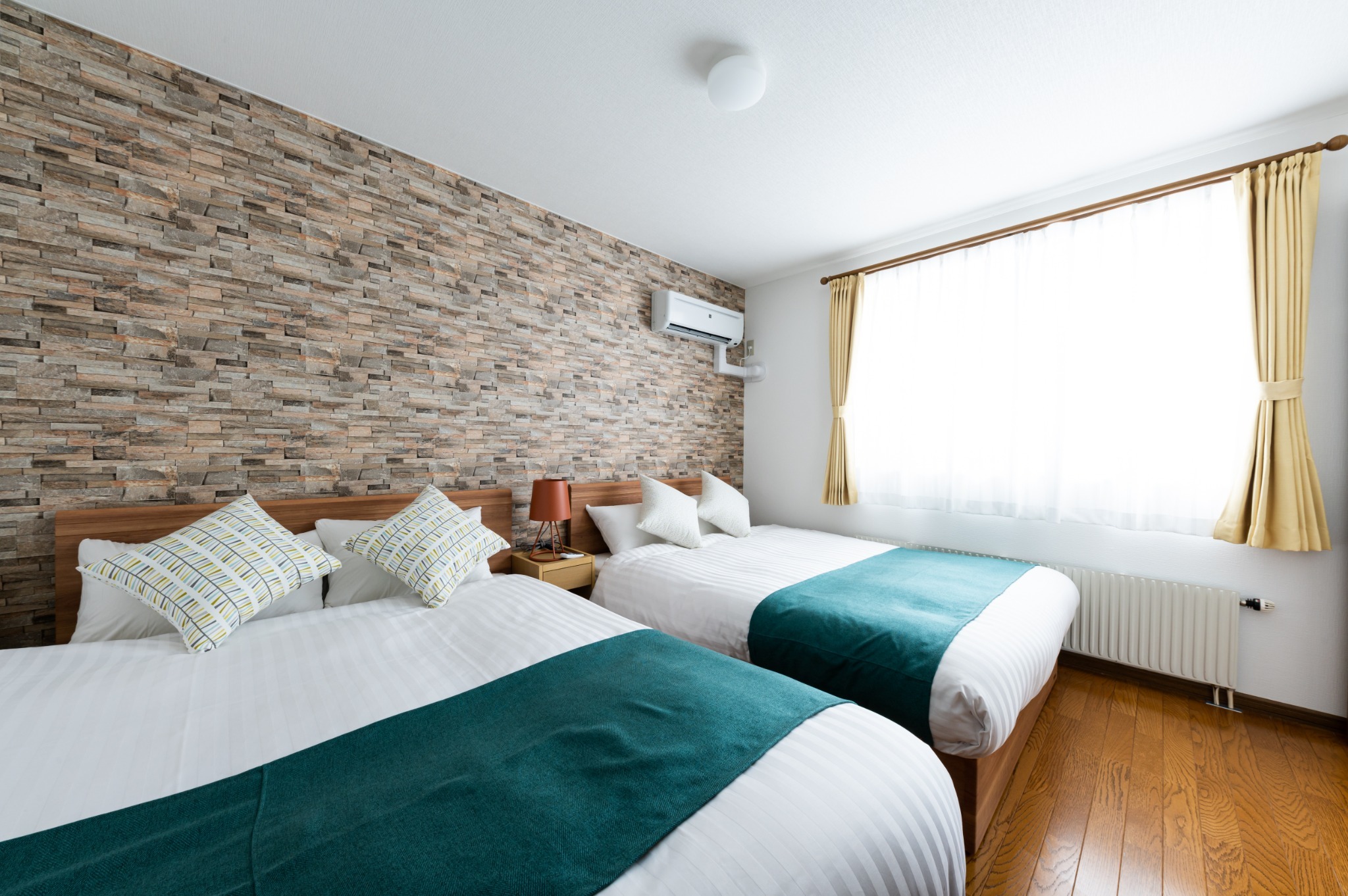 こちらの寝室にもベッド☆