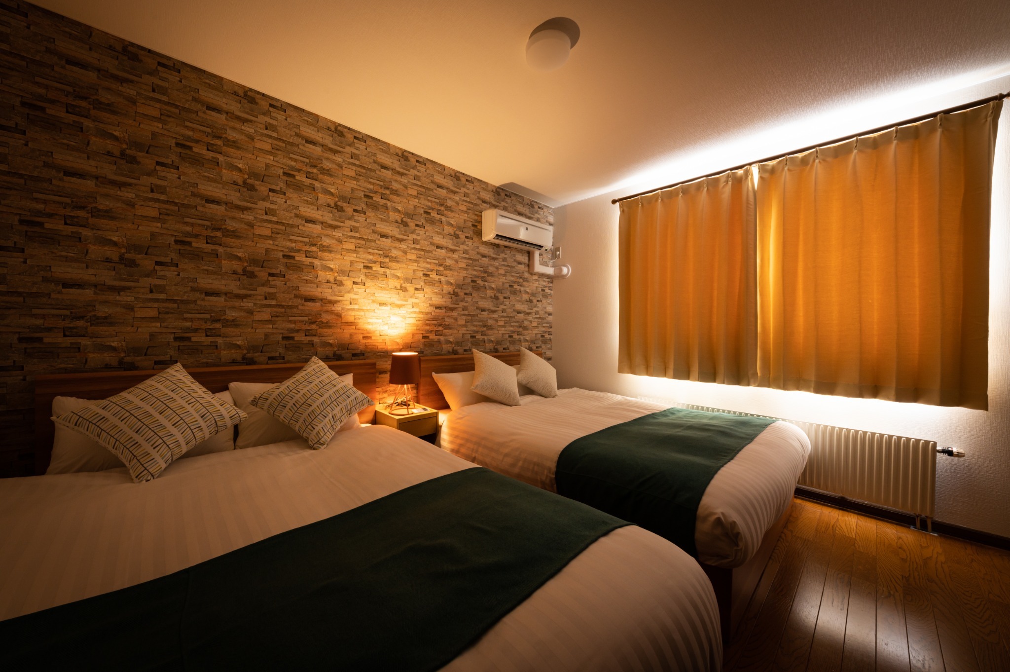 こちらの寝室にもベッド☆