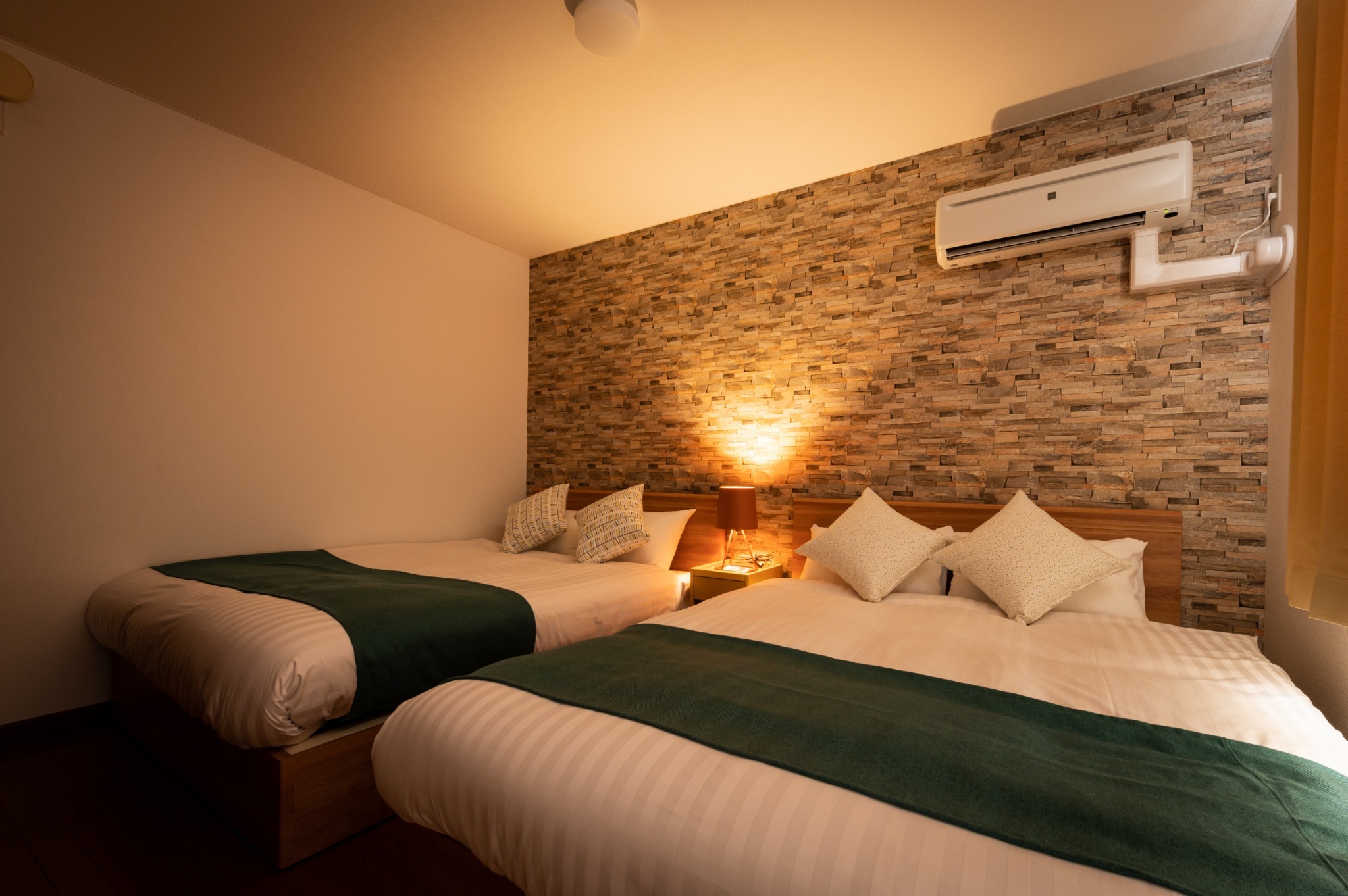 こちらの寝室にもベッド☆