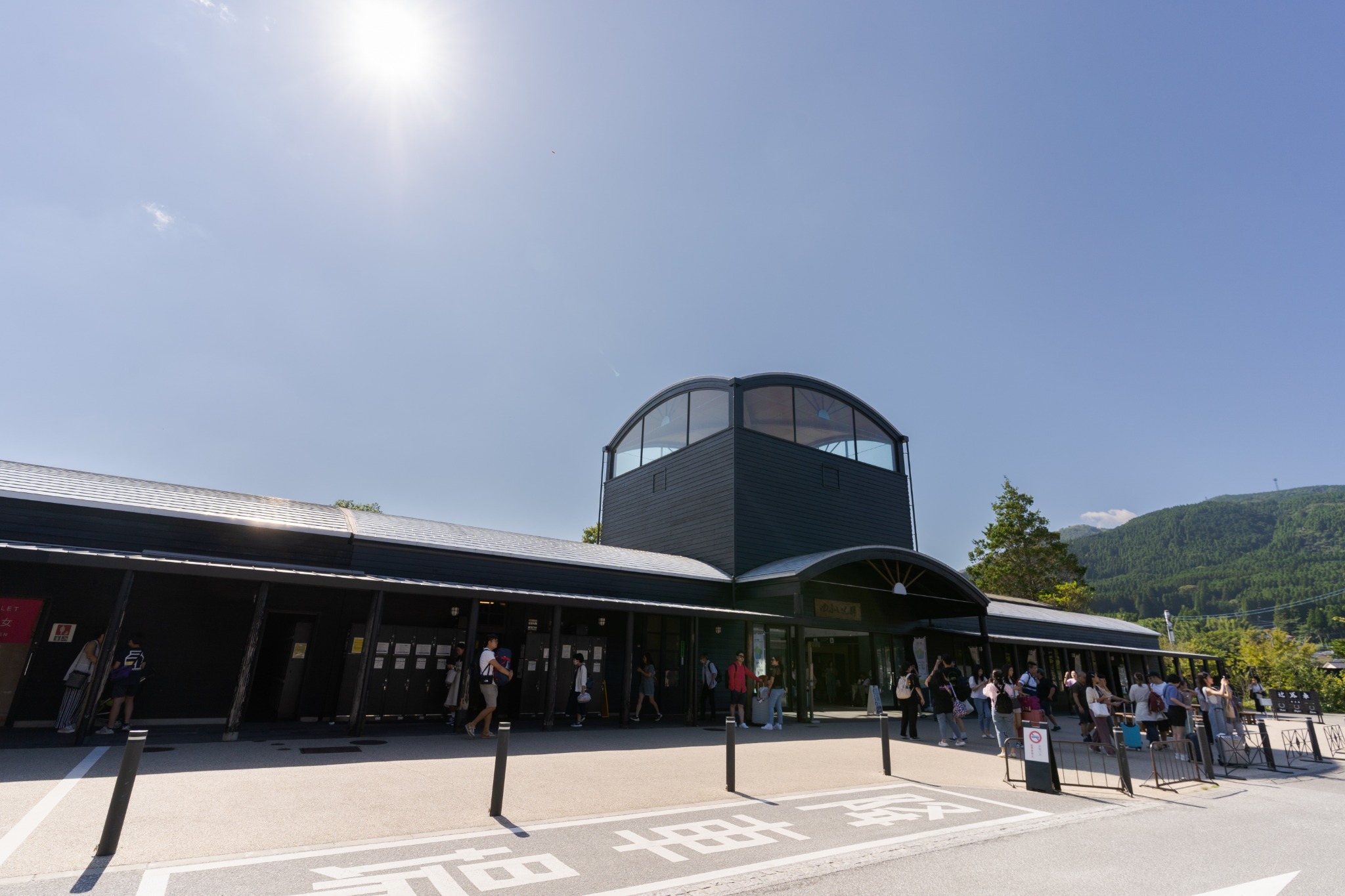 Renewal Open! 由布院駅から徒歩7分 開放的な天然温泉の露天風呂と癒し空間 12名宿泊