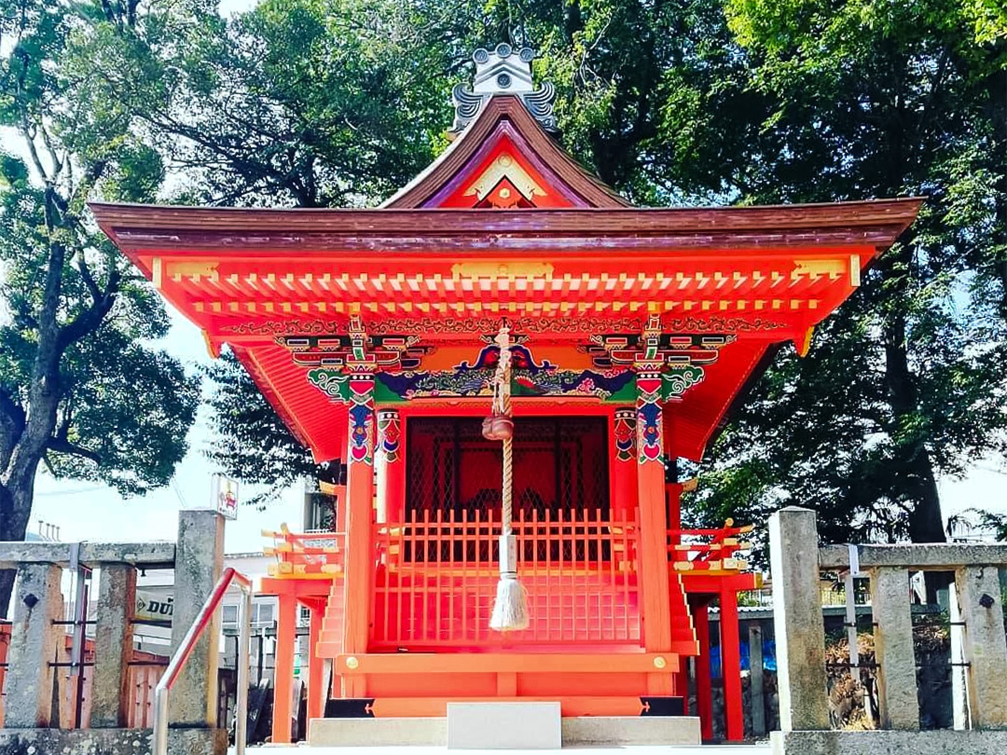 ・保津八幡宮社。鮮やかな朱色の本殿です