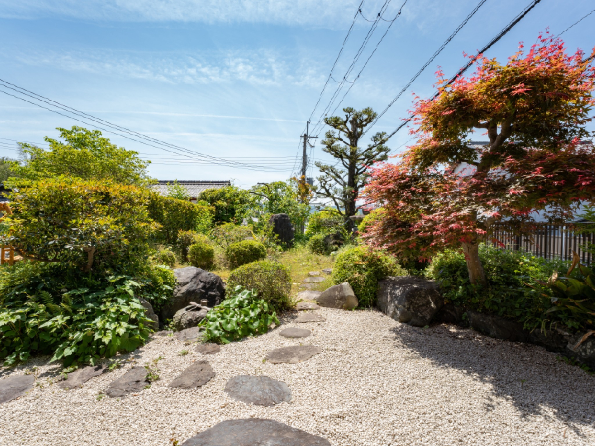 ・日本庭園が見えるお部屋で、のんびりおくつろぎ頂けます。