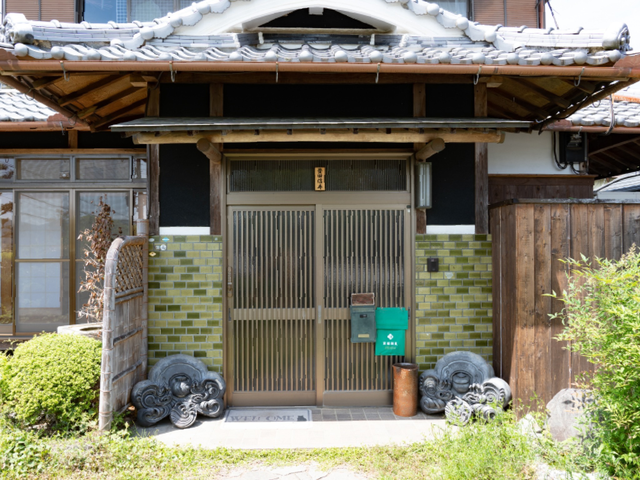 ・玄関入り口には江戸末期の鬼瓦を展示。 玄関はオートロック式です。