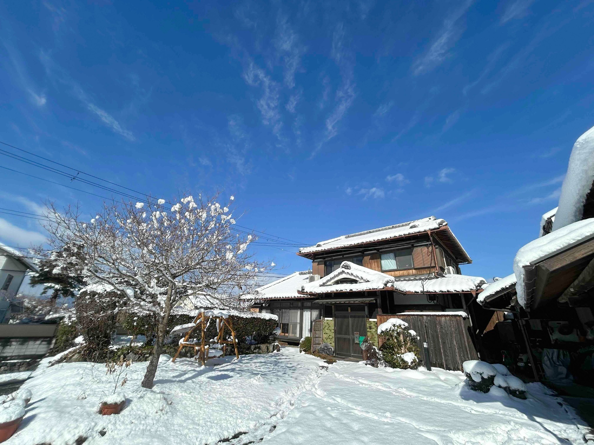 ・【景色・冬】昔ながらの日本家屋や木に積もった雪が美しい冬の風景