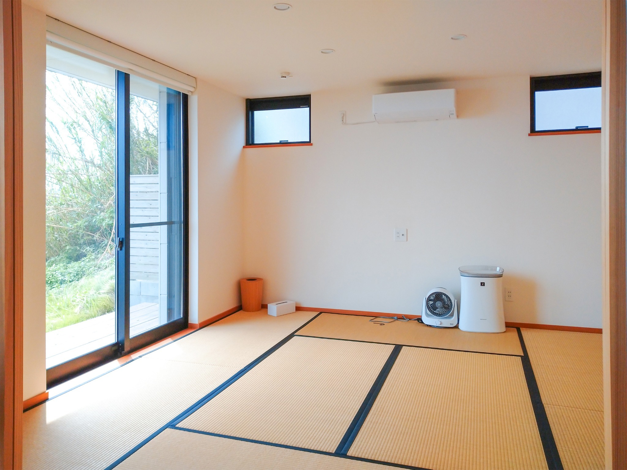 ・【和室】畳のお部屋で東シナ海を眺めながら寛げます