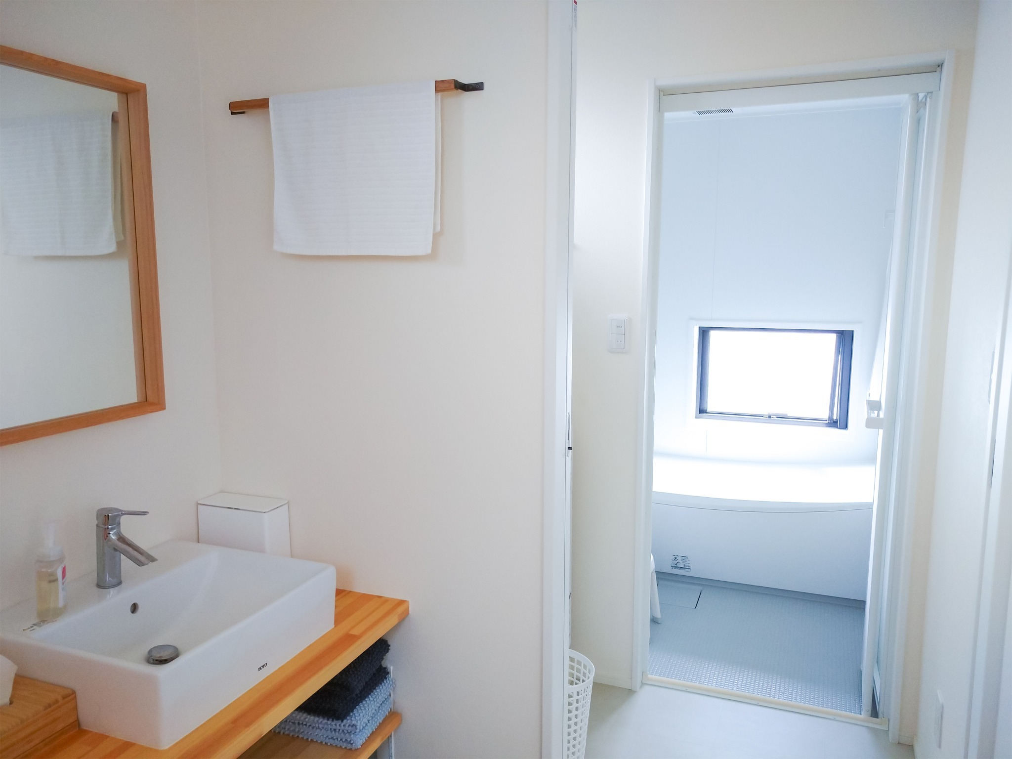 ・【浴室】広々とした脱衣場と洗面スペース