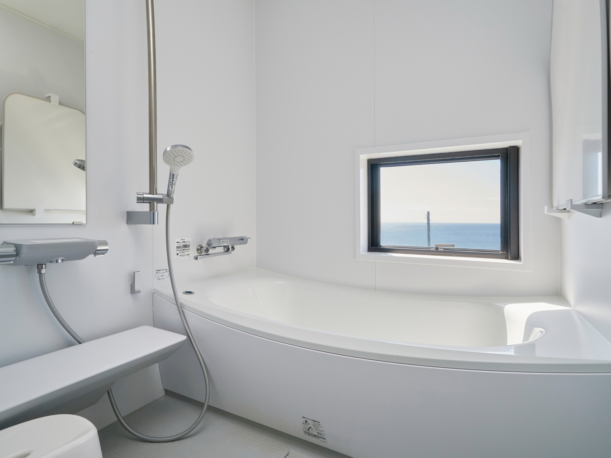 ・【浴室】窓から外の眺めも楽しめる!清潔なバスルーム