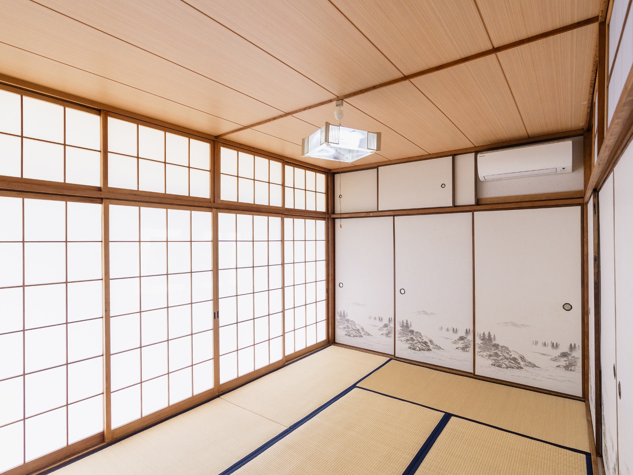 ・【寝室】日差しが心地よい、2階の寝室