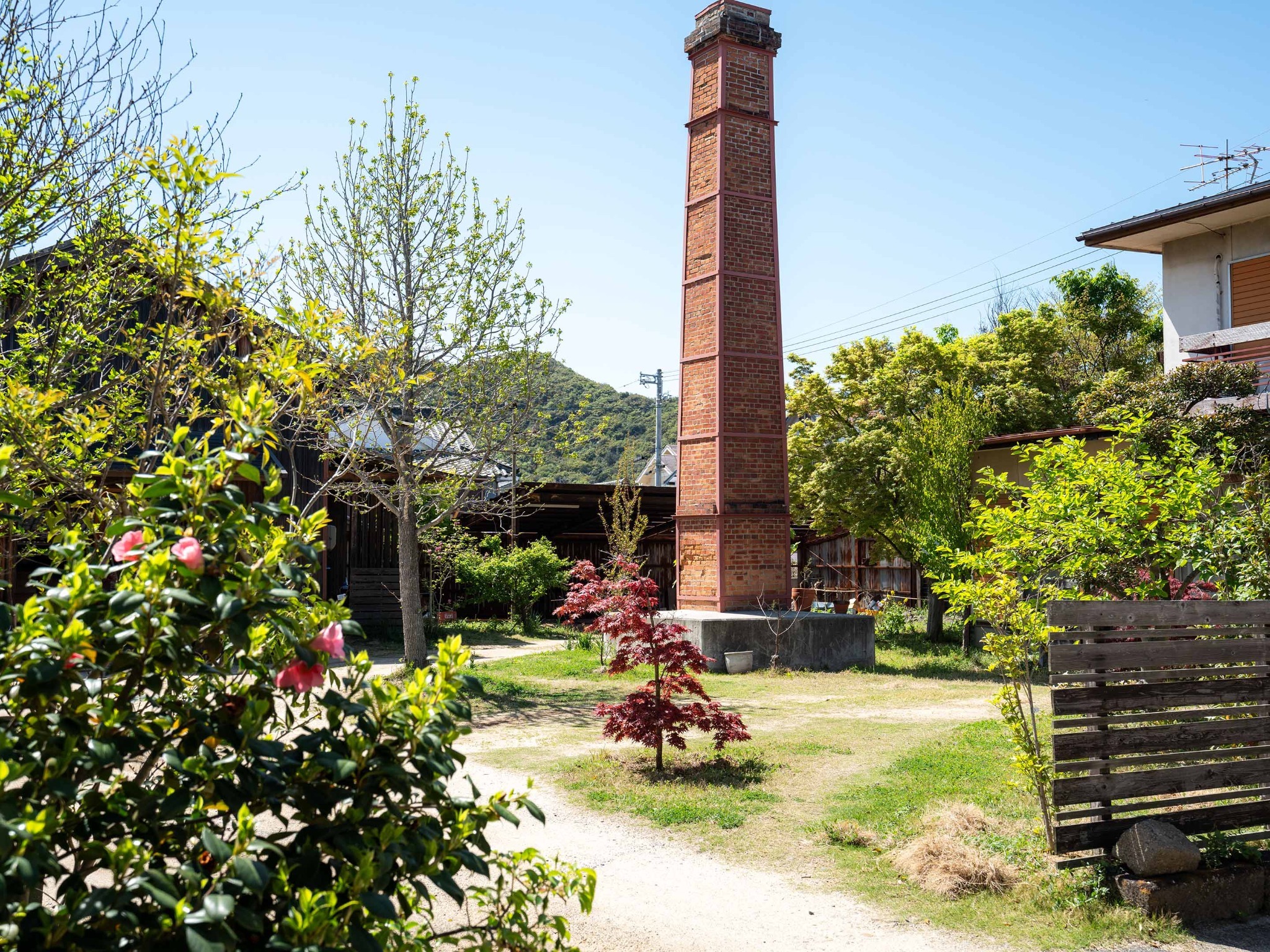 ・【中庭】レトロな煙突が物語る、歴史ある宿