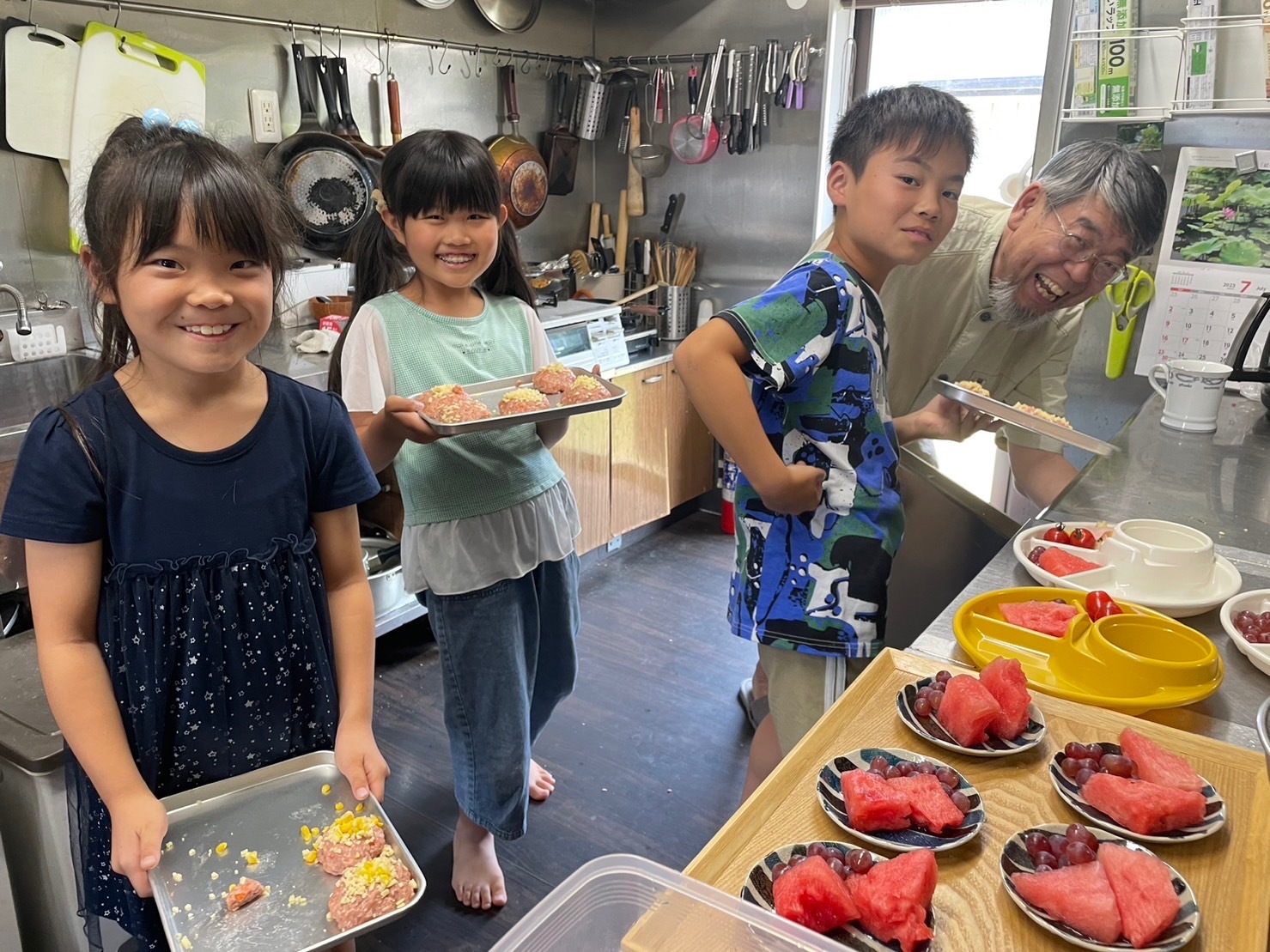 ランチを手伝う子どもたち