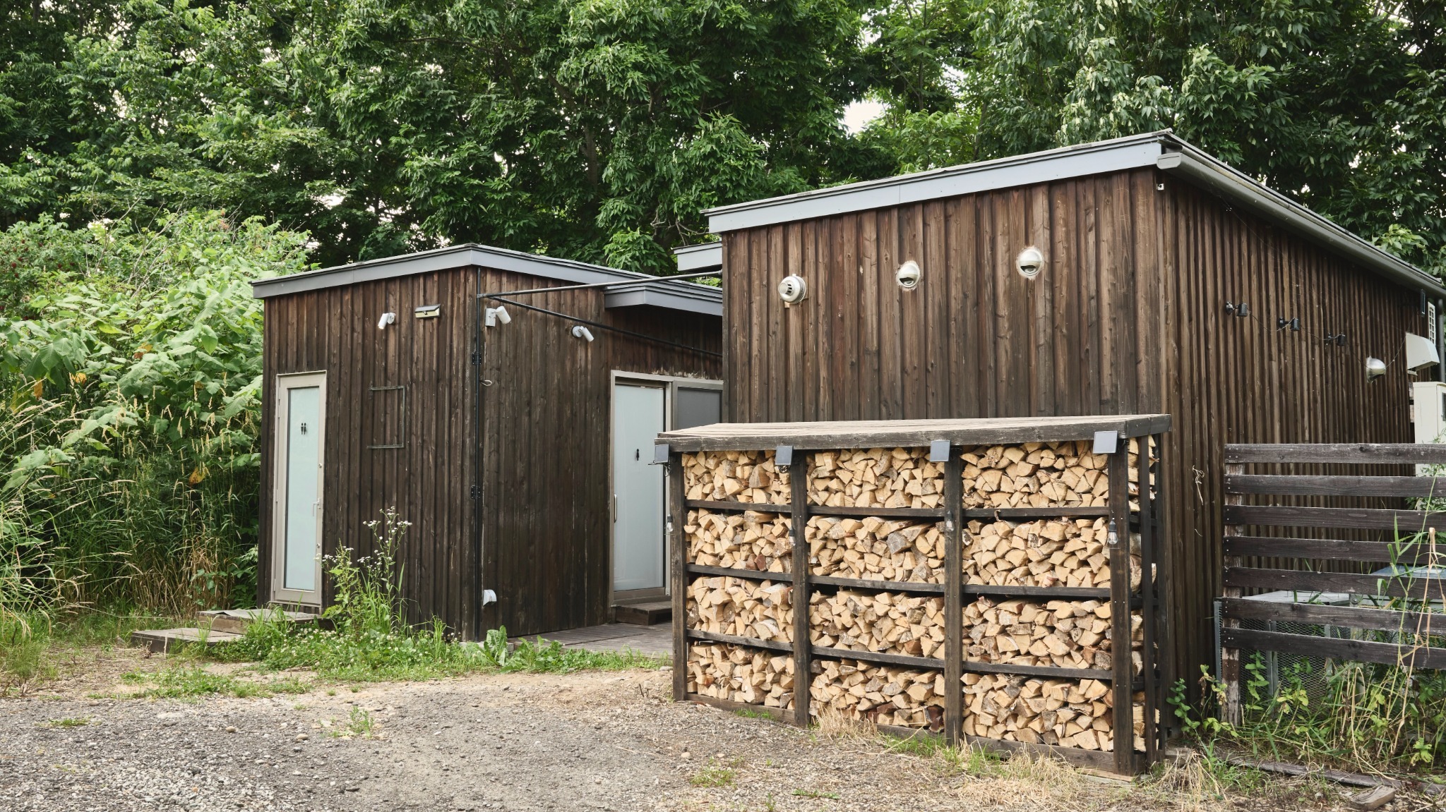 共用シャワー棟外観