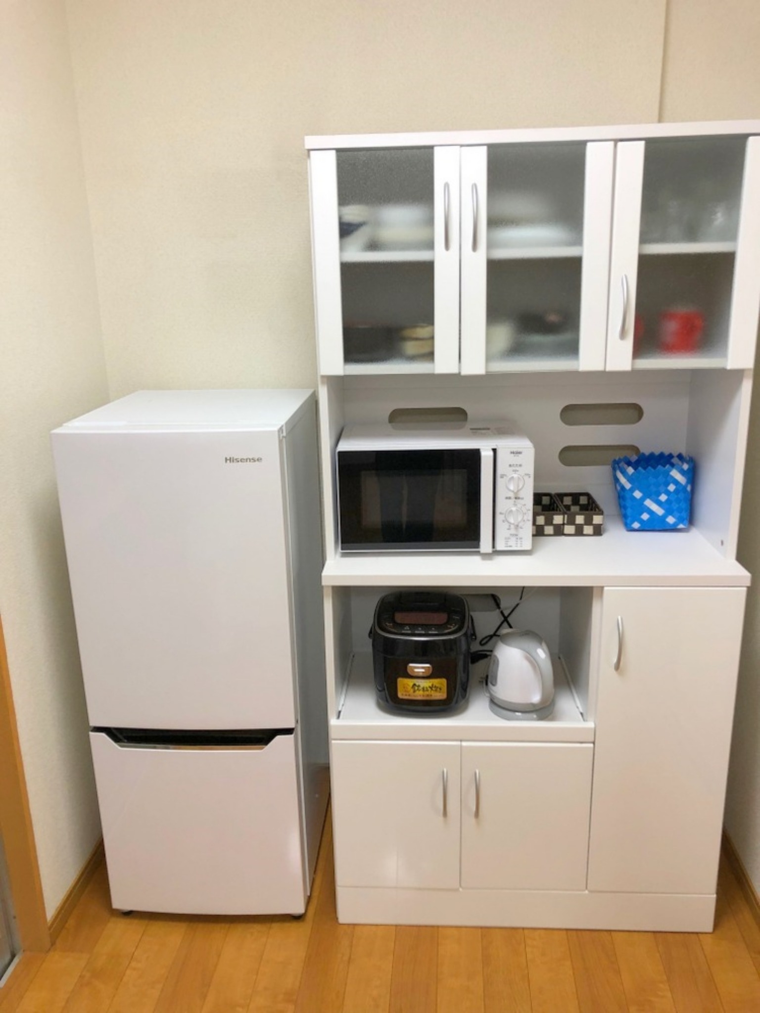 冷蔵冷蔵庫(容量130L) 電子レンジ 炊飯器5.5合炊き 食器棚 ケトル など