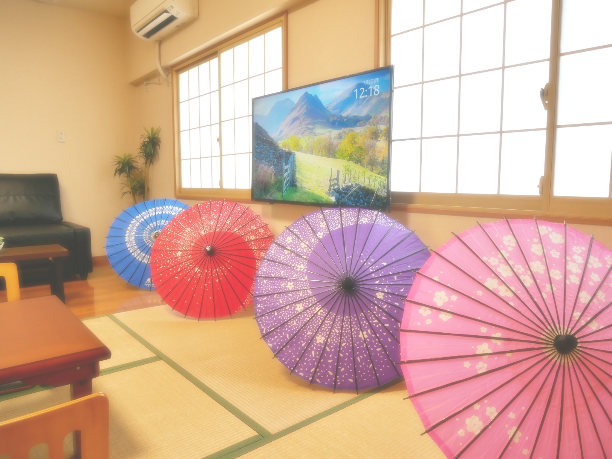 1階のリビングダイニングです。 和傘を置いたインテリアです。