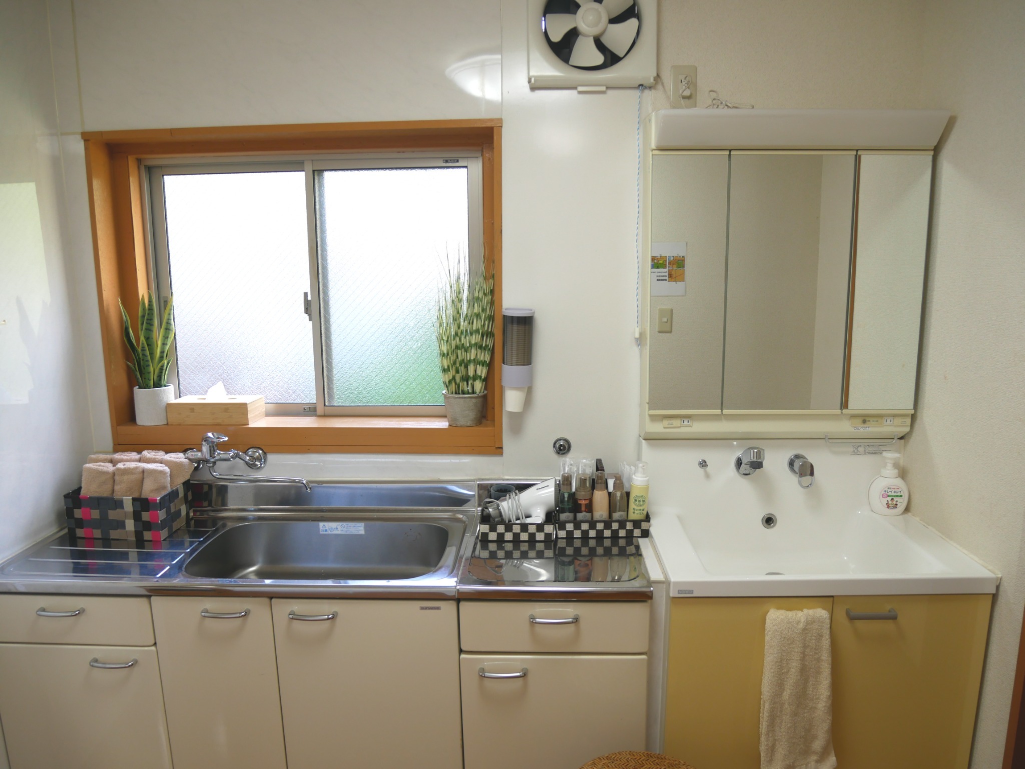 2階の洗面化粧台です。 ドライヤー、フェイスタオル、歯ブラシ(歯磨き粉付き)、くし、髭剃り、綿棒、化粧水などご用意させて頂いております。