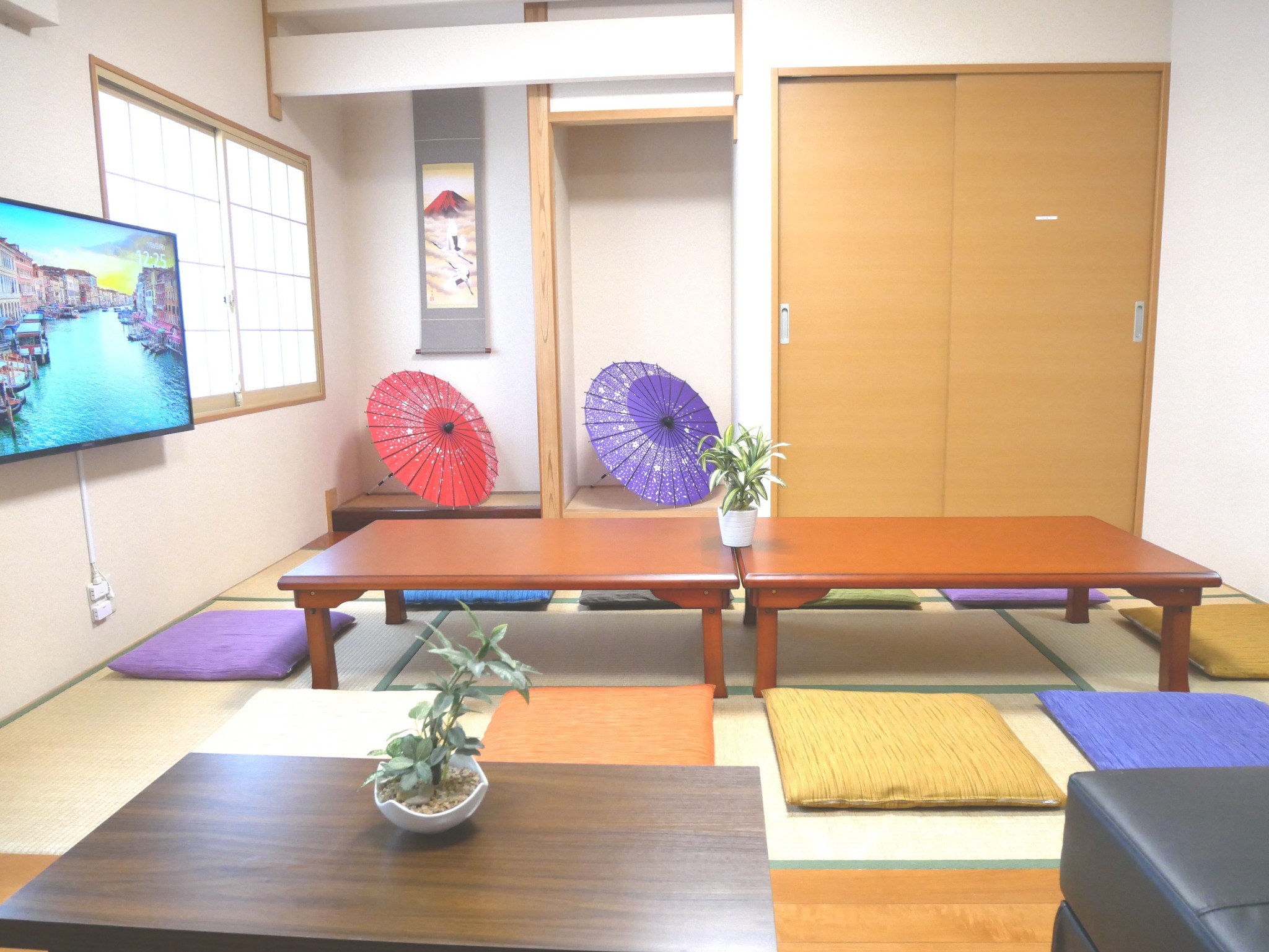 1階のリビングダイニングです。 和傘を置いたインテリアです。