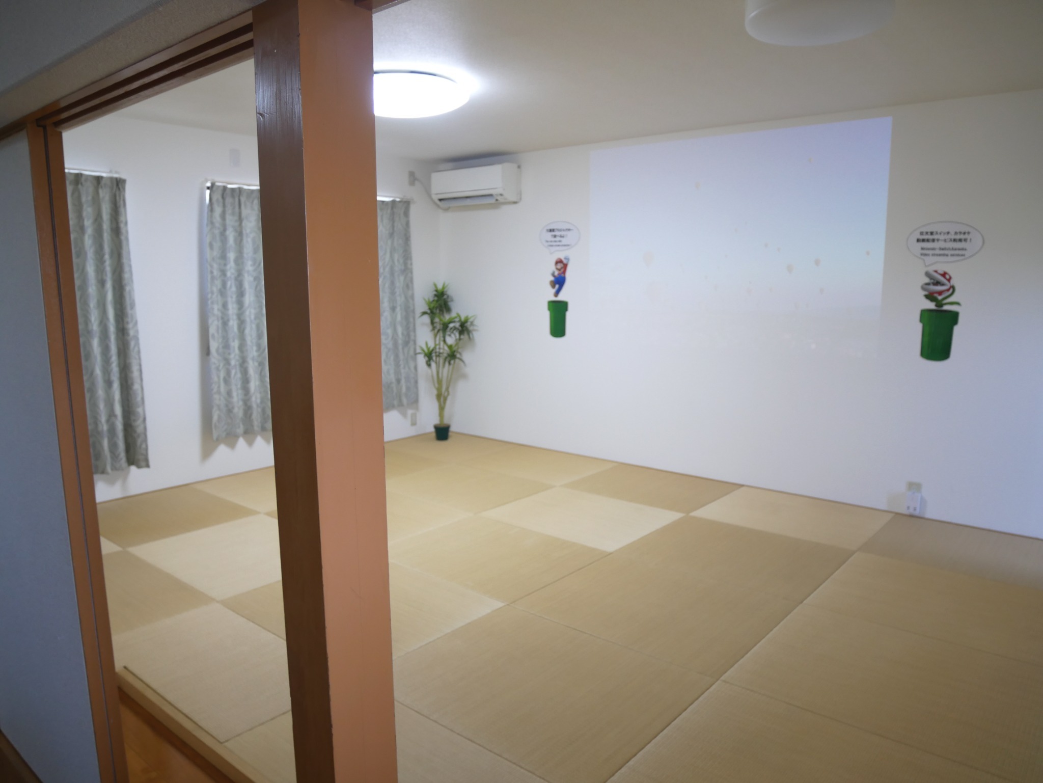 3階の琉球畳のお部屋です。 アラジンX(大画面プロジェクター)が映し出されております。