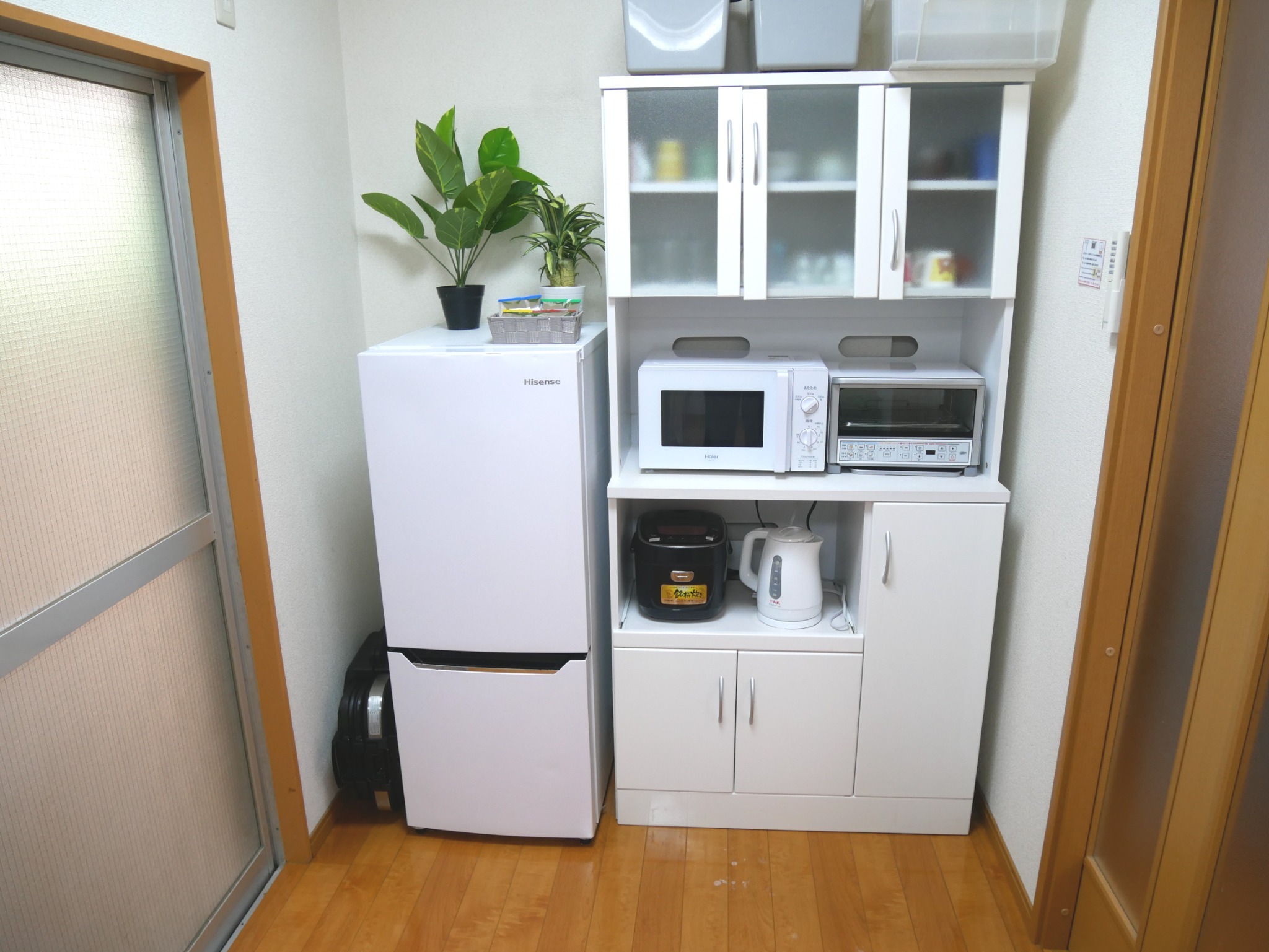 1階のキッチンです。 冷蔵庫、食器棚、電子レンジ、オーブントースター、炊飯器5.5号炊き、ケトル、コーヒー、お茶、紅茶、ホットプレートなどございます。