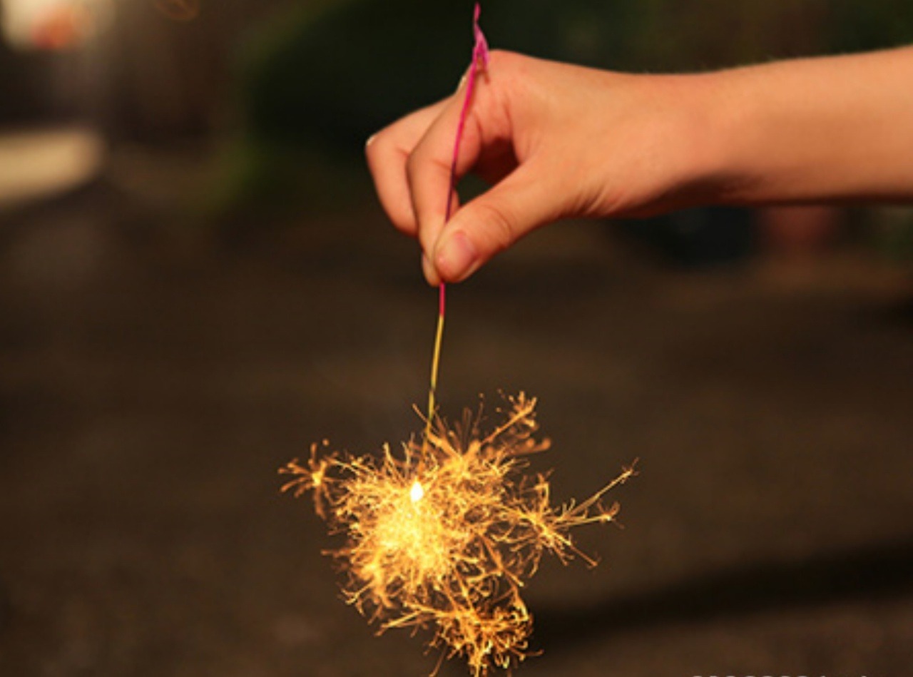 屋上で手持ちハナビでしたら大丈夫です。 打ち上げ花火はご遠慮ください。