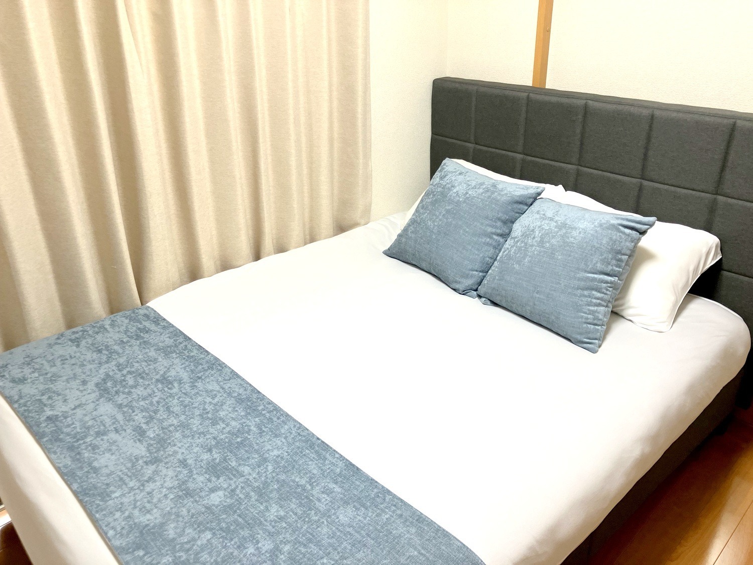 2階のダブルベッドの寝室です。 エアコン、スマートテレビがございます。