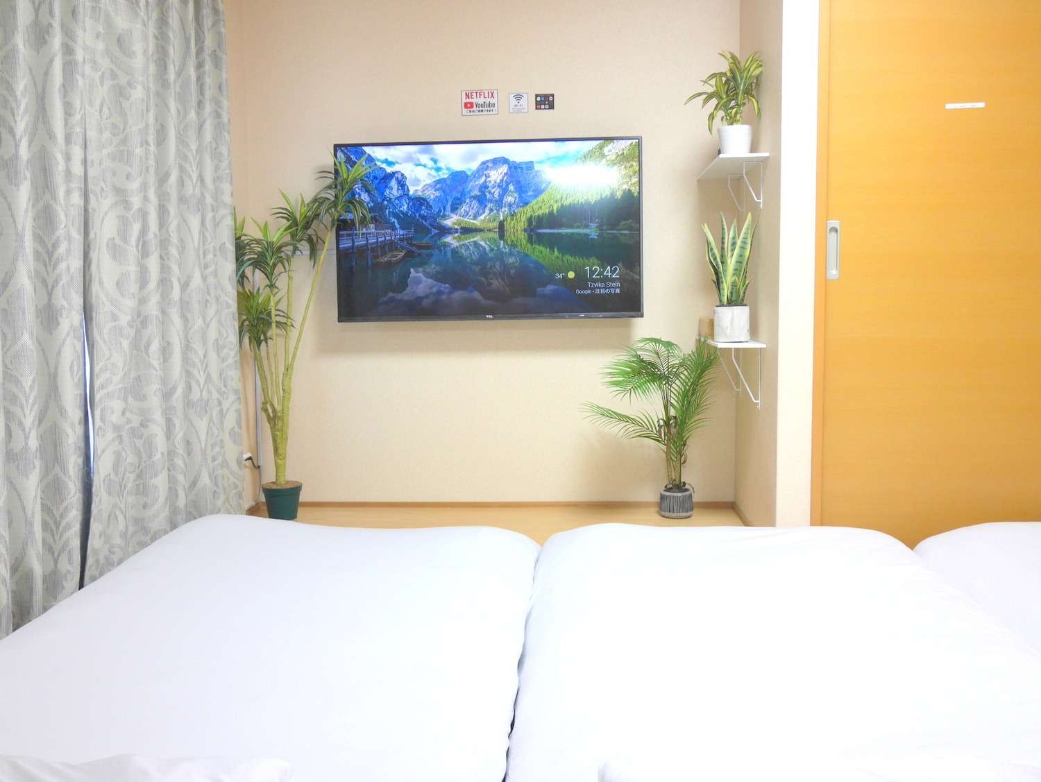 2階の畳の寝室です。 3名様分の布団+マットレスをご用意しております。 エアコン、スマートテレビがございます。