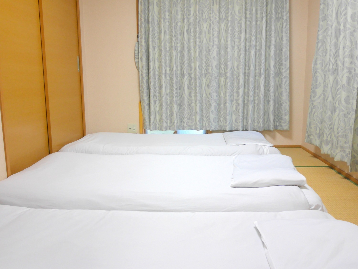 2階の畳の寝室です。 3名様分の布団+マットレスをご用意しております。 エアコンがございます。