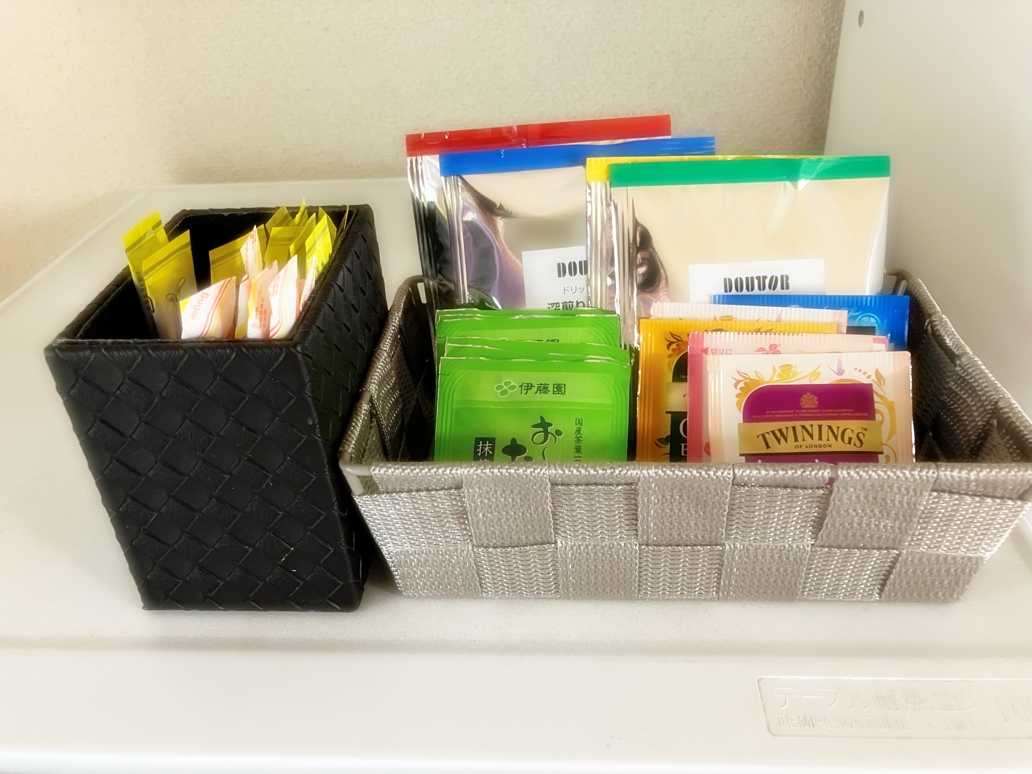 コーヒー、紅茶、お茶がございます。 ご自由にお召し上がりください。