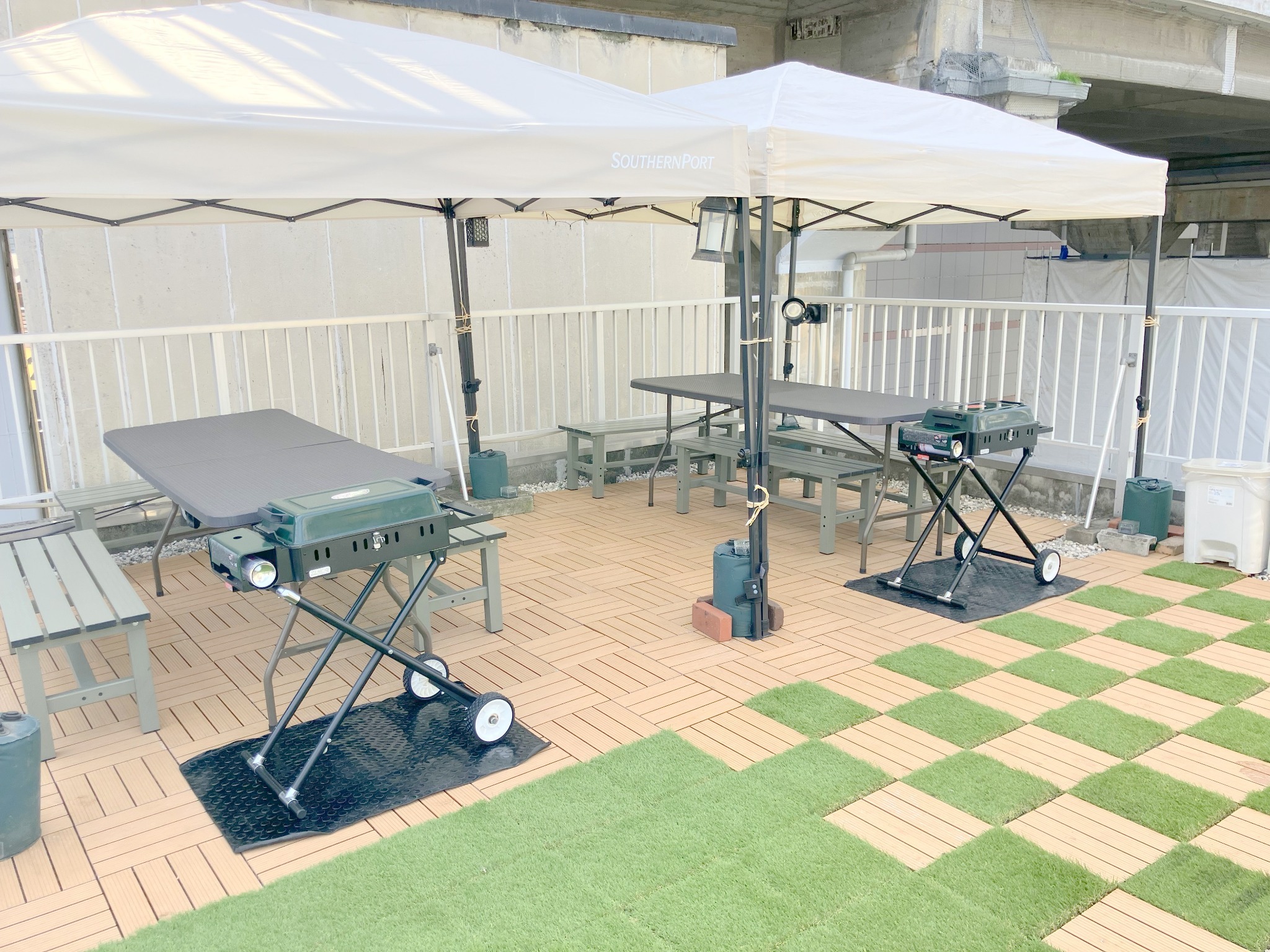 広々屋上でBBQ可能です。 BBQ設備充実です。 LED照明ありで夜BBQ可能です。 ・BBQガスコンロ ・ホットプレート ・4人用テーブル・イス3セット ・大型タープ2台 ・パラソル