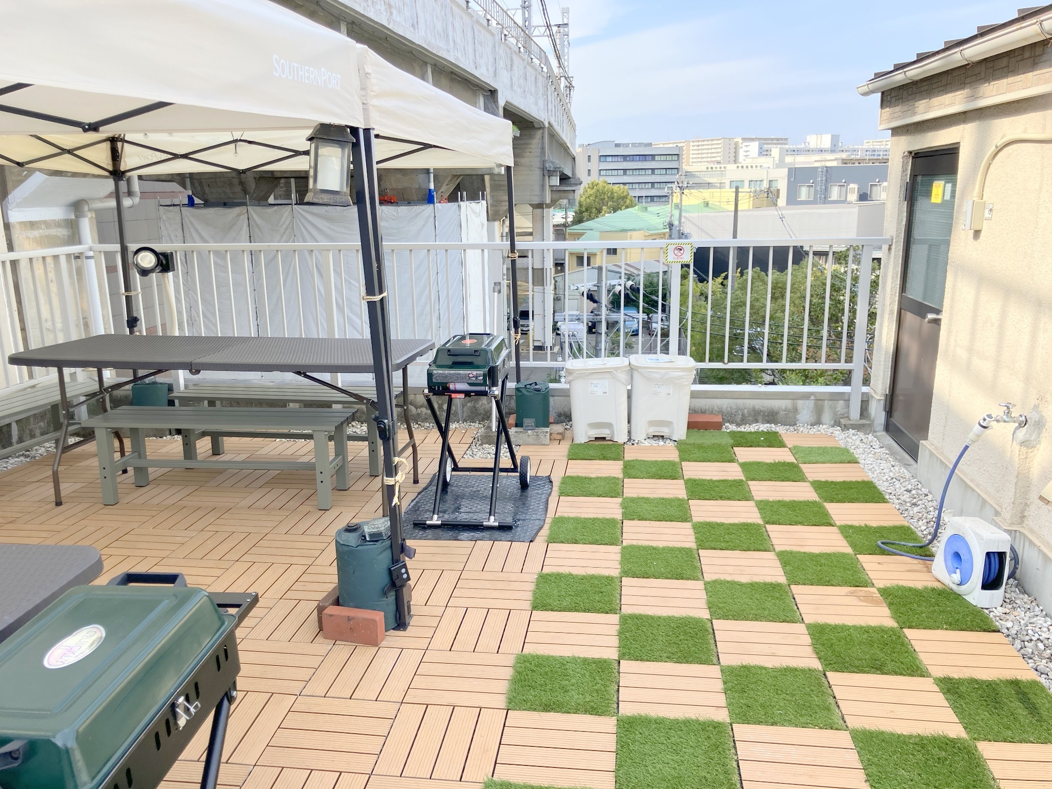 広々屋上でBBQ可能です。 BBQ設備充実です。 LED照明ありで夜BBQ可能です。 ・BBQガスコンロ ・ホットプレート ・4人用テーブル・イス3セット ・大型タープ2台 ・パラソル