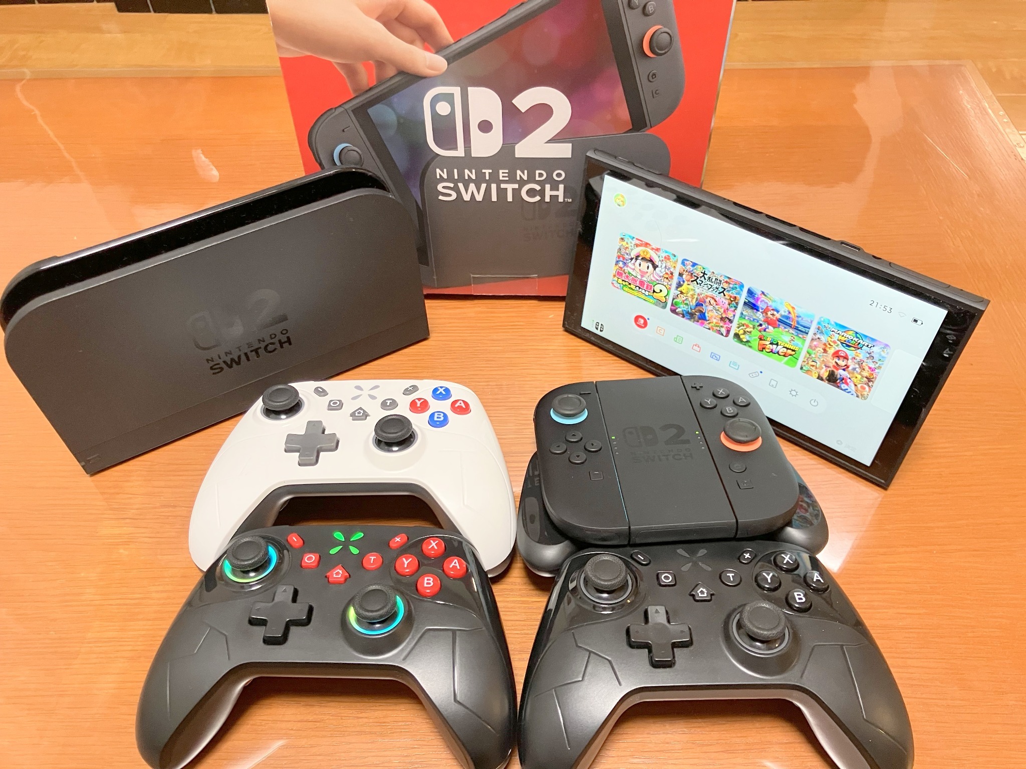 任天堂switch2をご用意しております。 コントローラー4機 マリオカートワールド マリオテニスフィーバー スマブラ 桃鉄 など4人同時に遊べるソフトが揃っております。 3階のアラジンプロジェクターに接続して大画面で楽しむことができます。