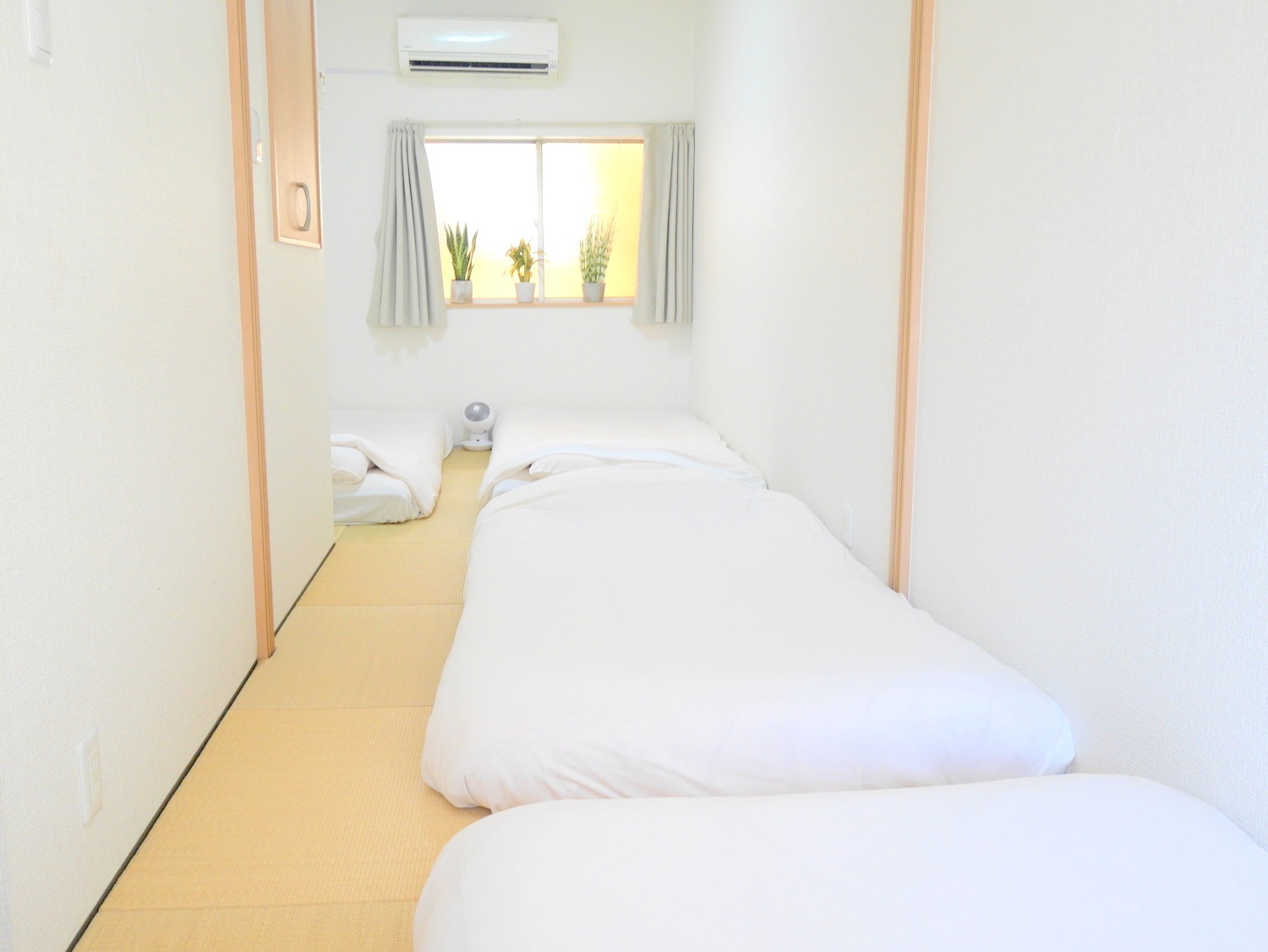 2階の寝室です。 ふかふかの厚めのマットレスです。 お布団セットです。 