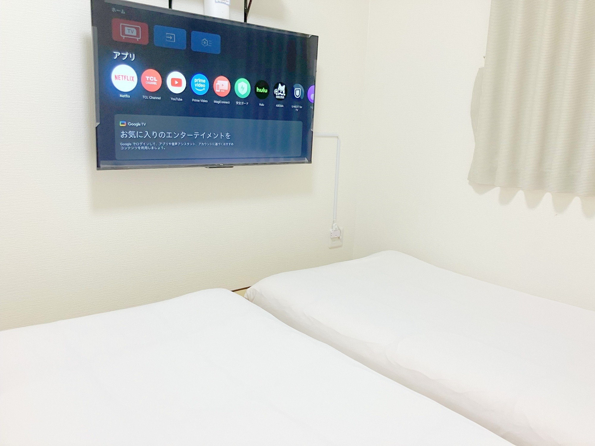 寝室に50インチのスマートテレビがございます。